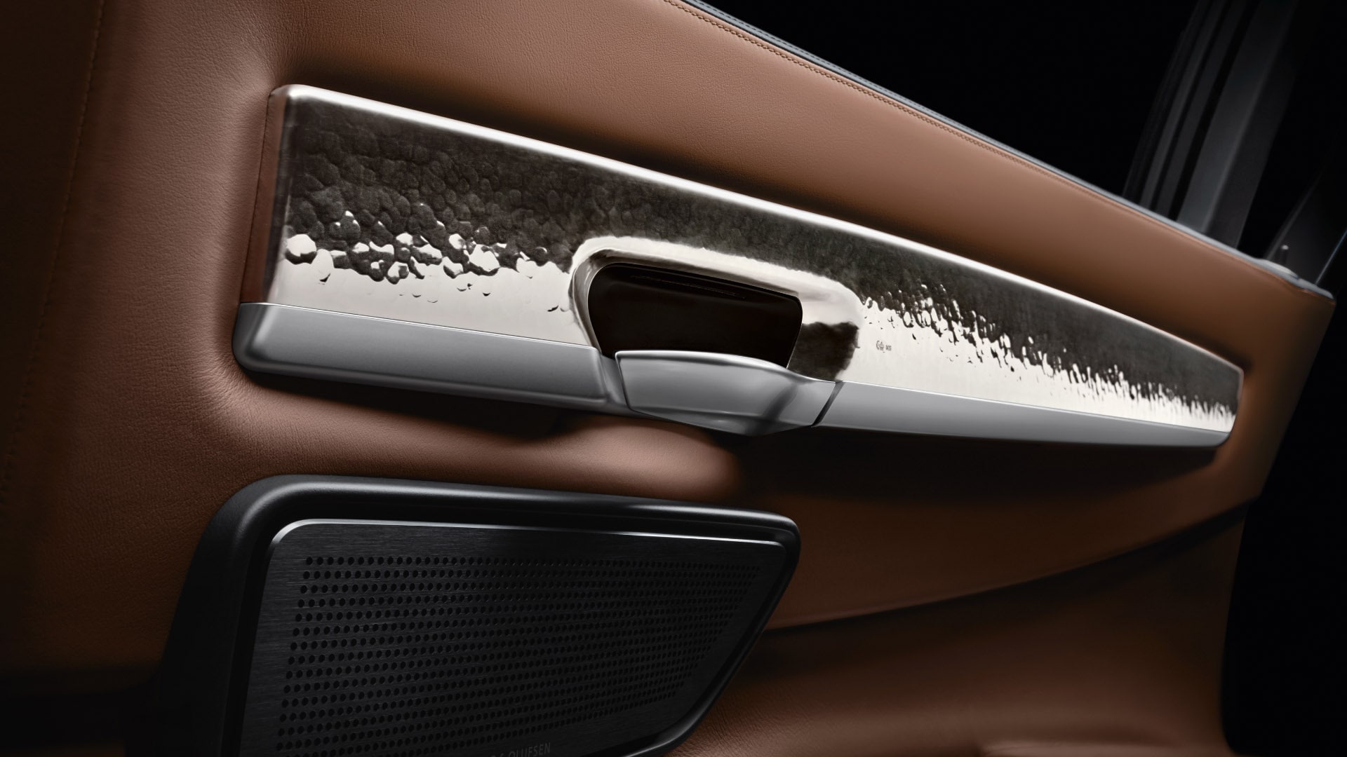 BMW Individual がROBBE & BERKING社からインスピレーションを得た760Li Sterlingは、完璧なクラフトマンシップを象徴するモデルです。この有名な銀食器メーカーとのコラボレーションにより、BMW Individualのチームは、精巧なマルテレ技法を用いて加工された13kg以上の本物のシルバーを車内にあしらいました。