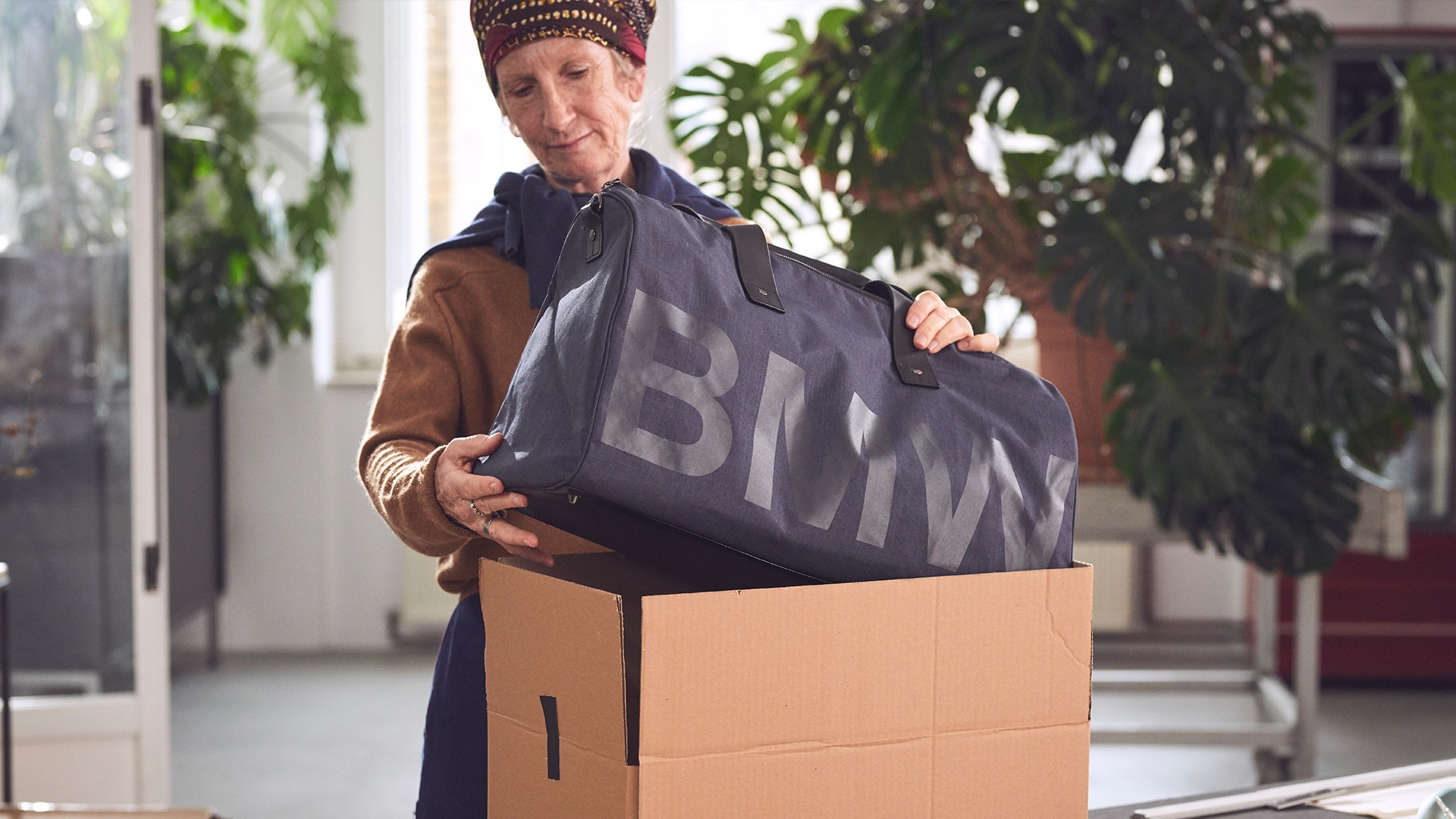 Mit Weltkarten-Papier hat Dagmar den BMW Modern Duffle Bag als einen Koffer verpackt.
