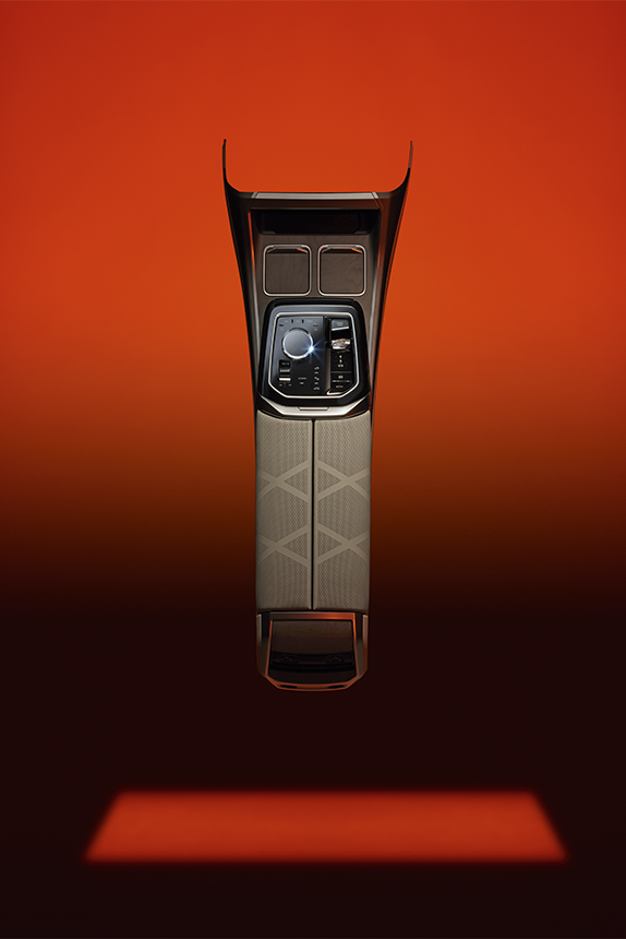 Le développement de la technologie iDrive de BMW a commencé il y a plus de 20 ans. À l’époque, elle a tout naturellement fait ses débuts dans une BMW Série 7, cette gamme de voitures étant encore aujourd’hui le fleuron du groupe BMW en matière de luxe et de technologie.