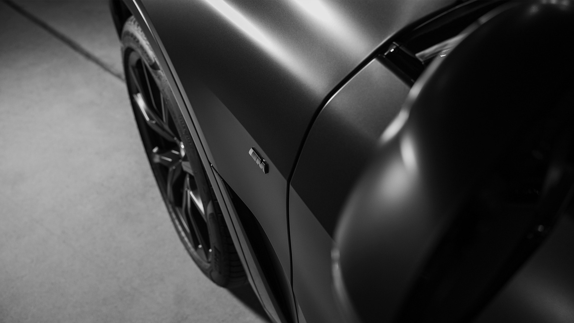 BMW X7 Dark Shadow Edition マットな質感とモノクロの魔法