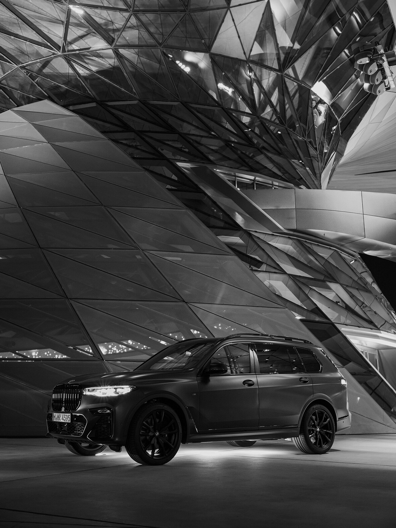 BMW X7 Dark Shadow Edition マットな質感とモノクロの魔法