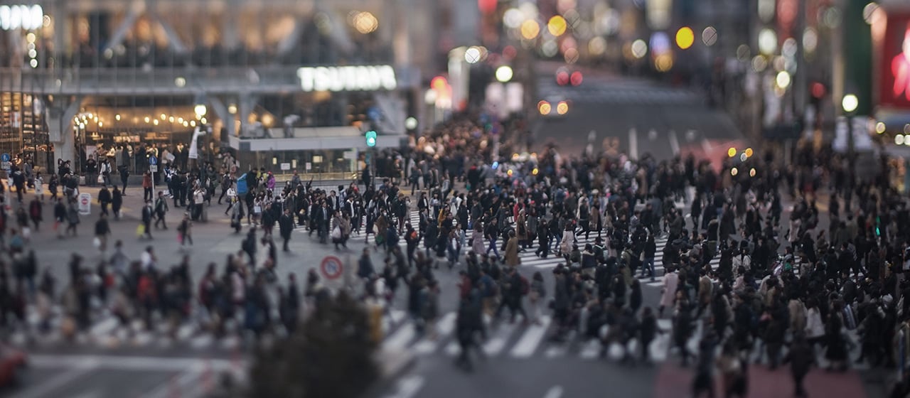 La movilidad urbana hoy en día: la gente cruza una calle en una ciudad de más de un millón de habitantes