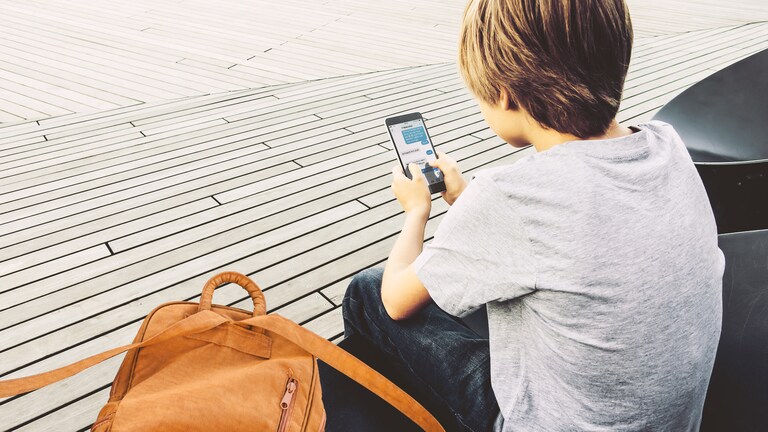 Casa intelligente: ragazzino con lo smartphone