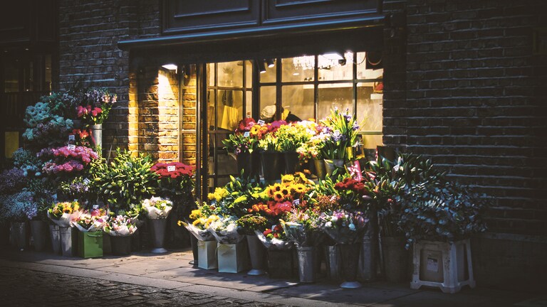 fiori recapitati davanti alla porta della casa domotica