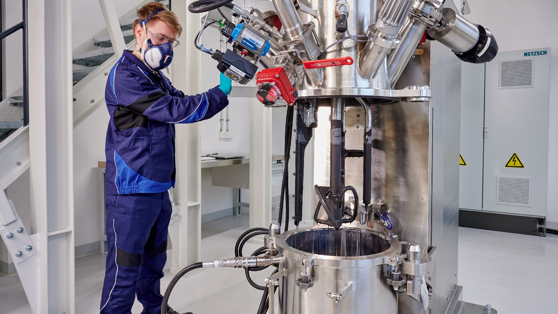 Su un’area di 12.000 metri quadrati, il Centro competenza di BMW Group per le batterie ottimizza la tecnologia delle batterie per auto elettriche e i relativi processi di produzione. Qui vediamo un operatore mentre controlla dosaggio e miscelazione della pasta per elettrodi in laboratorio.