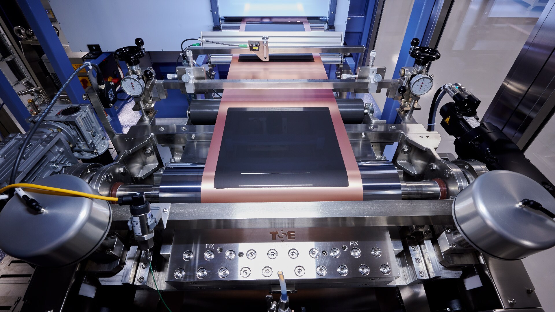Nelle modernissime attrezzature di ricerca del laboratorio, i fogli di elettrodi vengono rivestiti e asciugati.