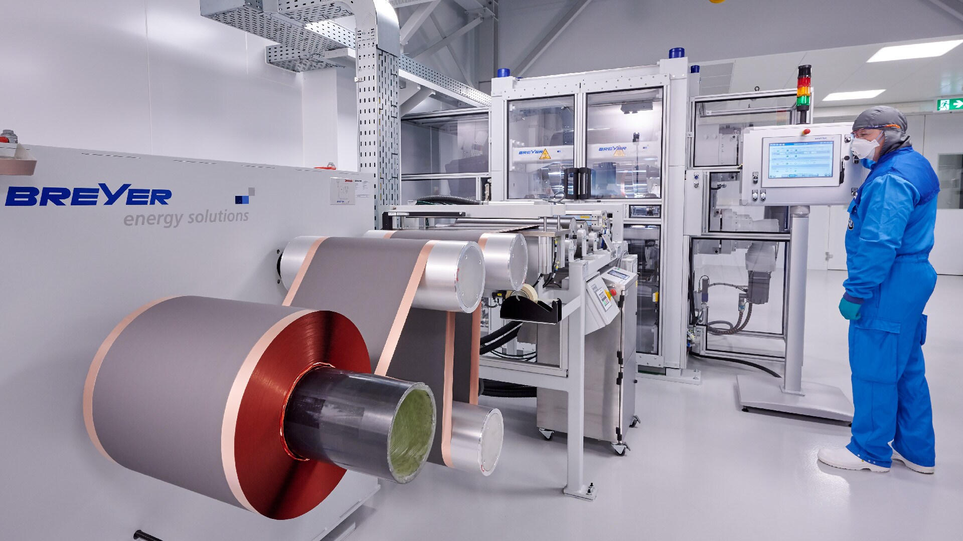 Il foglio di elettrodi viene compresso in un laminatoio.