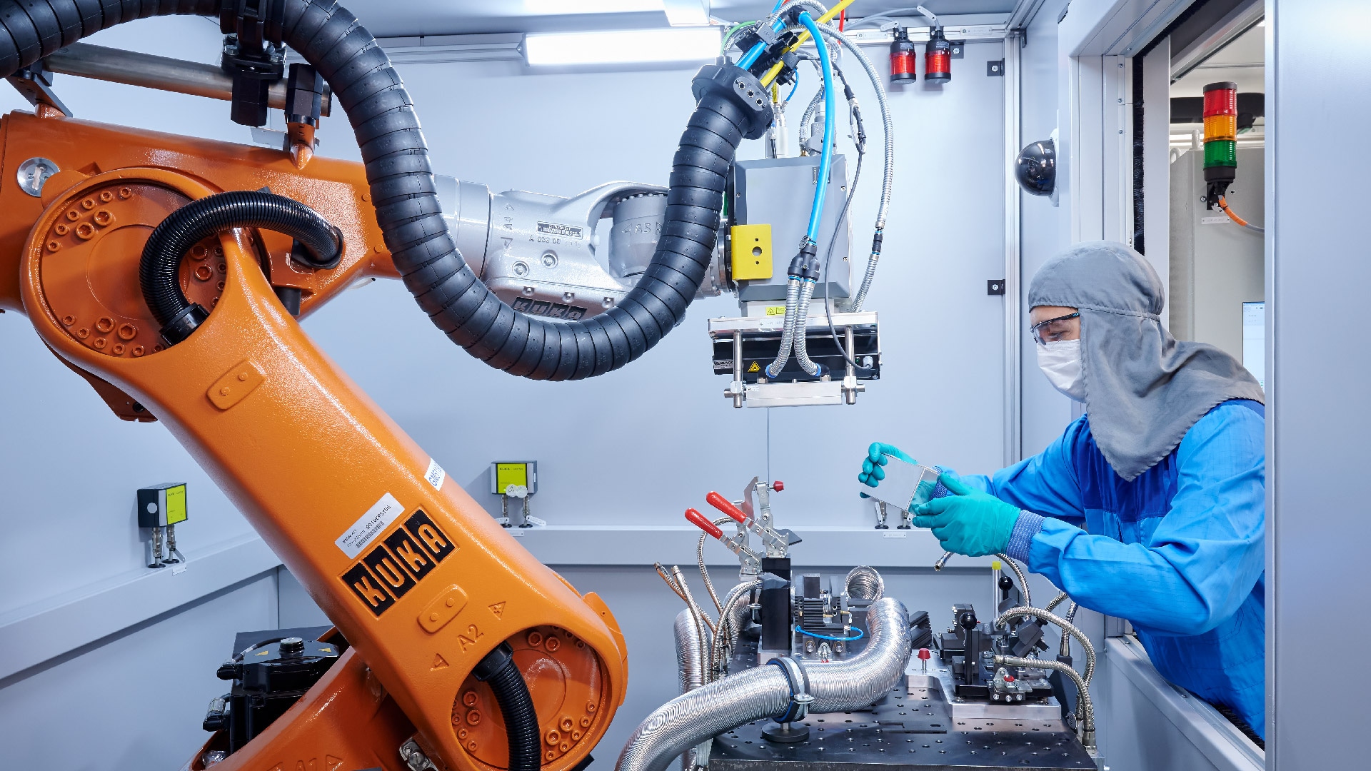 Nel Centro di competenza per le batterie, l’alloggiamento della cella della batteria viene saldato con l’aiuto di robot high-tech.