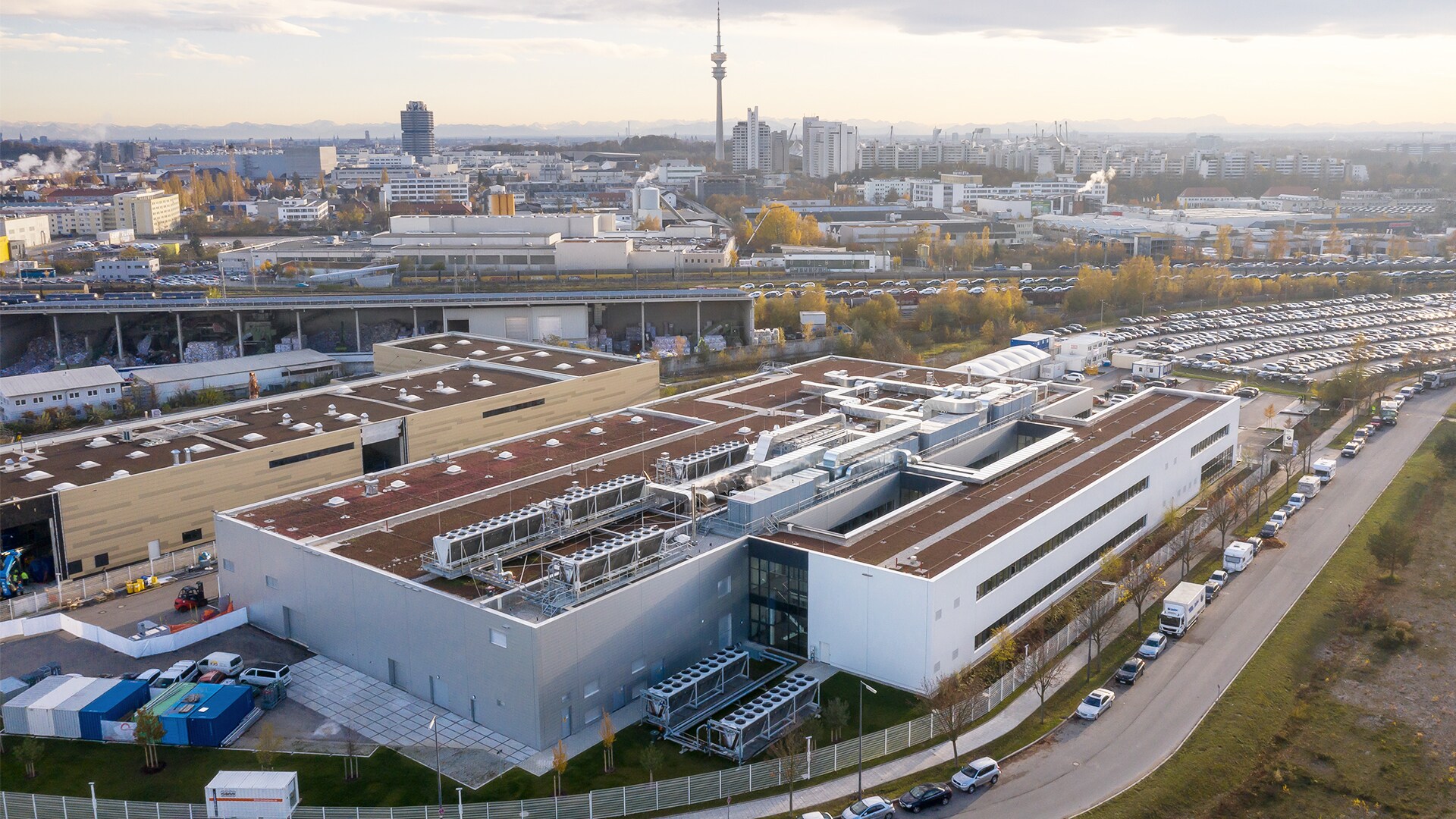 Il Centro di competenza per le batterie di BMW Group a Monaco Nord. Qui vengono studiati l’autonomia delle batterie per auto elettriche, il riciclaggio delle celle delle batterie al litio per auto e un riuso sostenibile delle materie prime.
