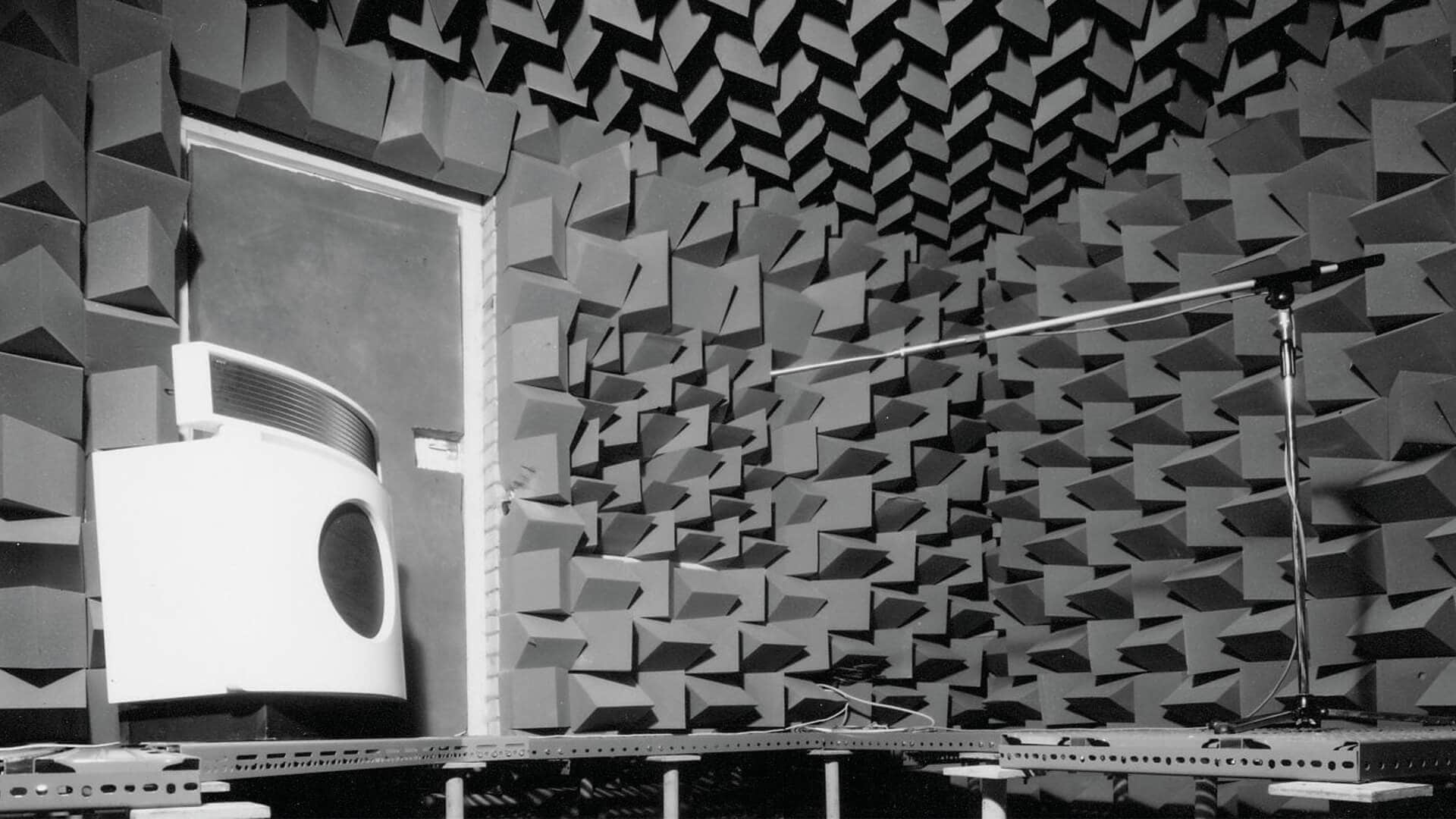 La philosophie de la conception des enceintes demeure la même depuis la création de Bowers & Wilkins en 1966. Son fondateur John Bowers disait alors : « La meilleure enceinte n‘est pas celle qui donne le plus, mais celle qui perd le moins. »
