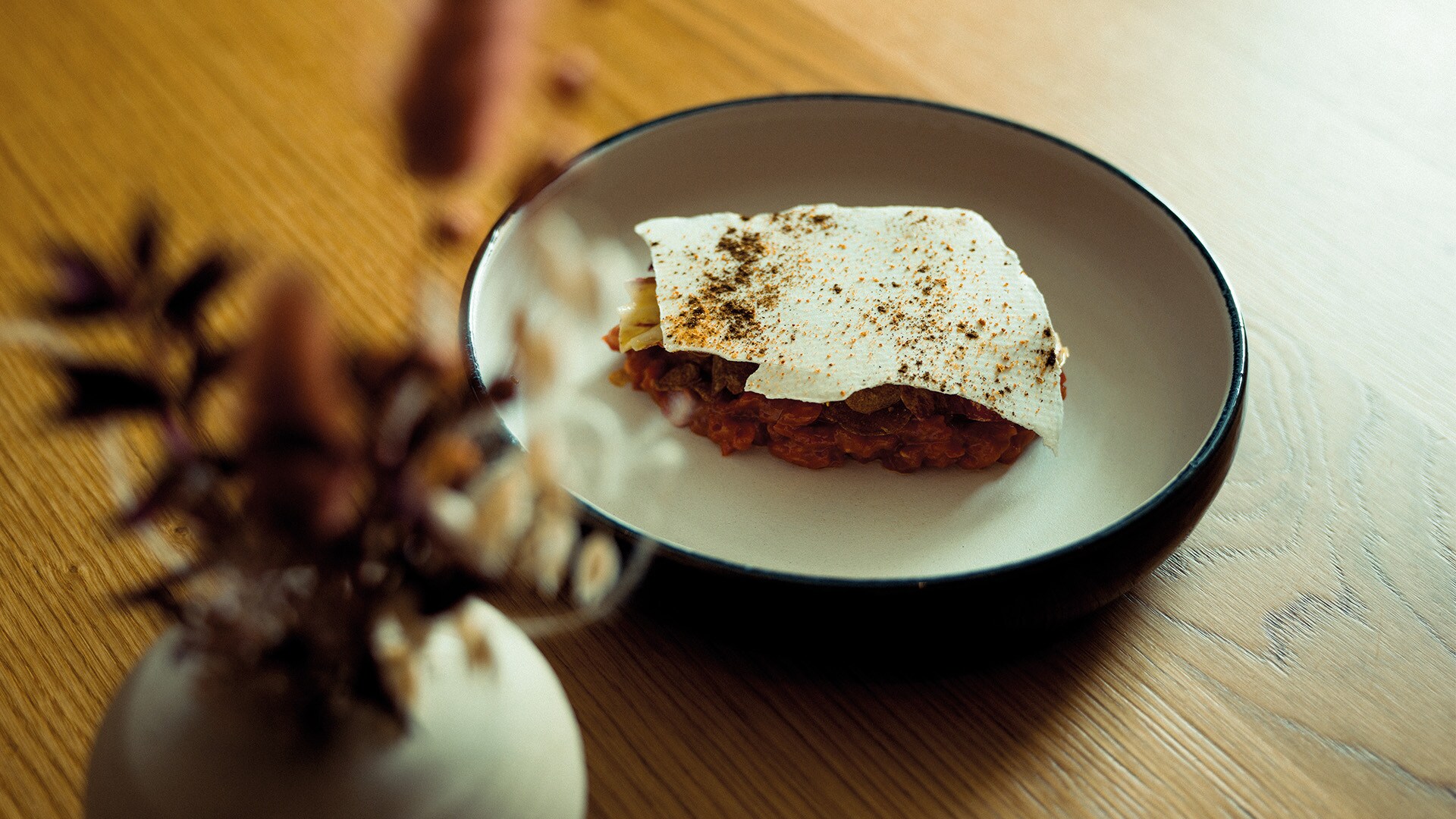 La carta, que incluye platos como este tartar de ternera autóctona cortado a mano, va cambiando y adaptándose siempre - por ejemplo, según la disponibilidad de los productos de temporada.
