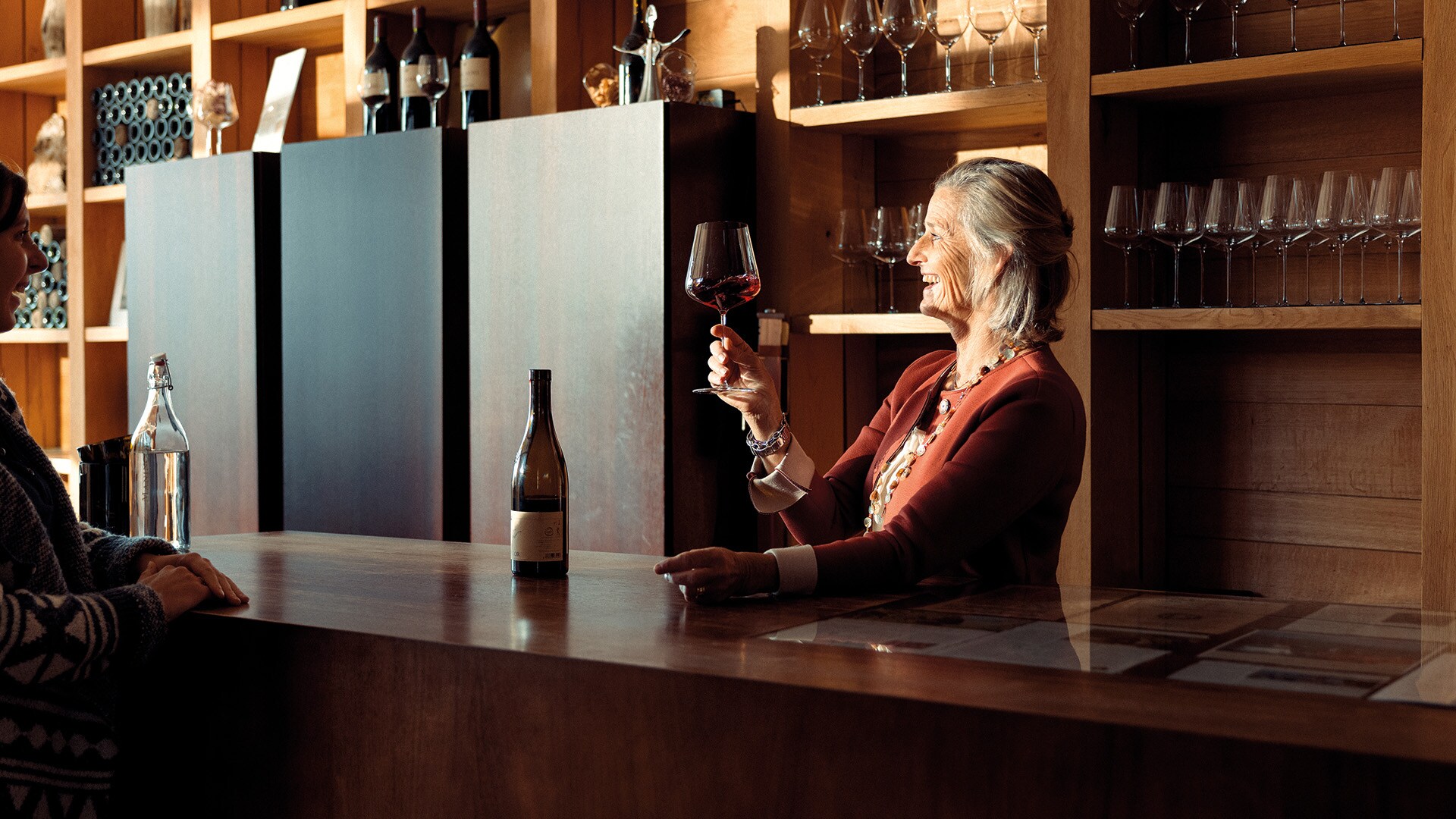 Cata en la tienda rediseñada. El disfrute consciente es primordial para la condesa Sophie Goëss-Enzenberg: un producto como el vino biodinámico es artesanal y requiere mucho tiempo.