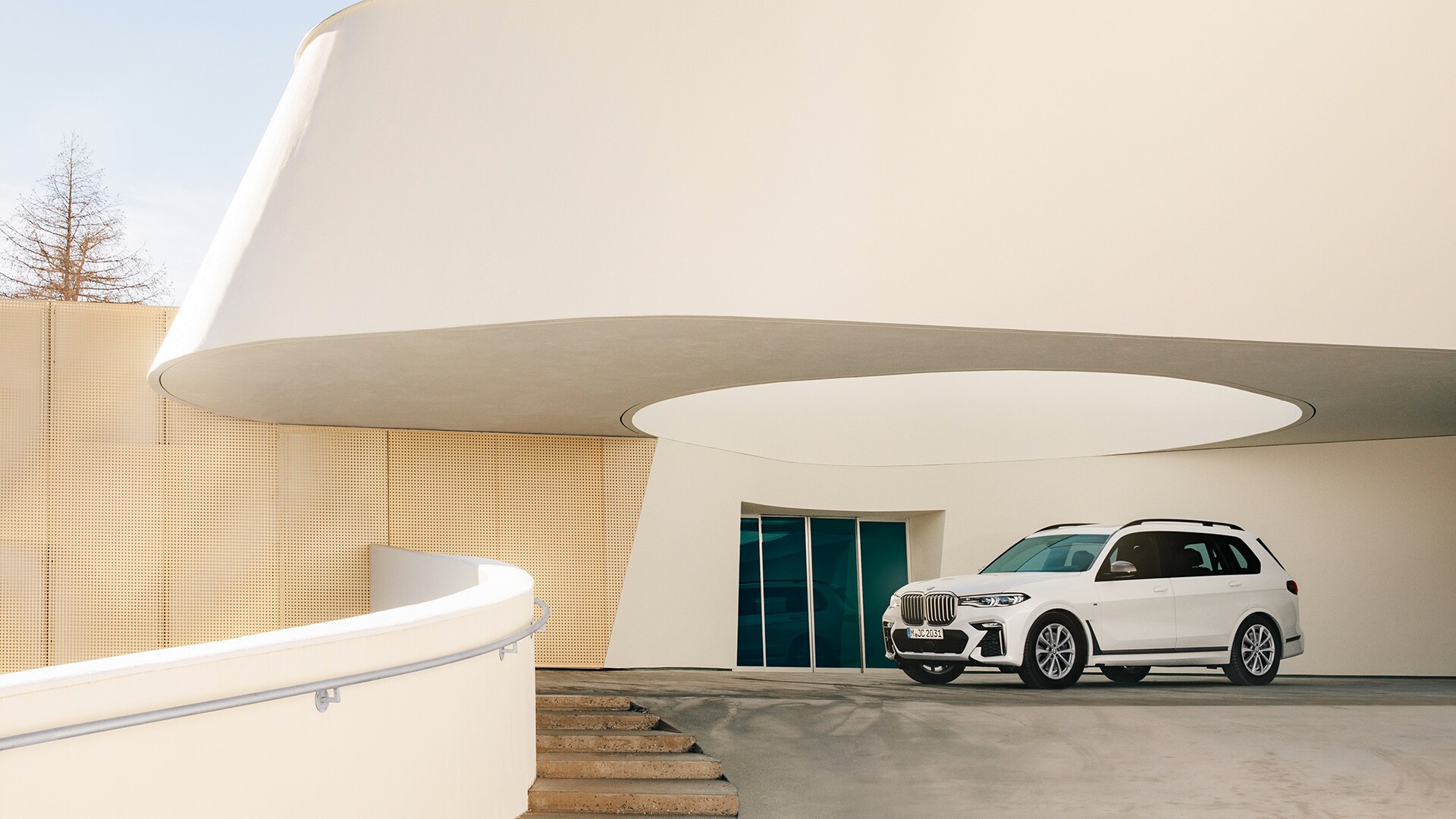 The BMW X7 is one of the four latest BMW luxury models, all built to enrich life. Luxury, performance and roominess all combine in the X7, resulting in a sports-activity vehicle that’s both sleek and sensual.