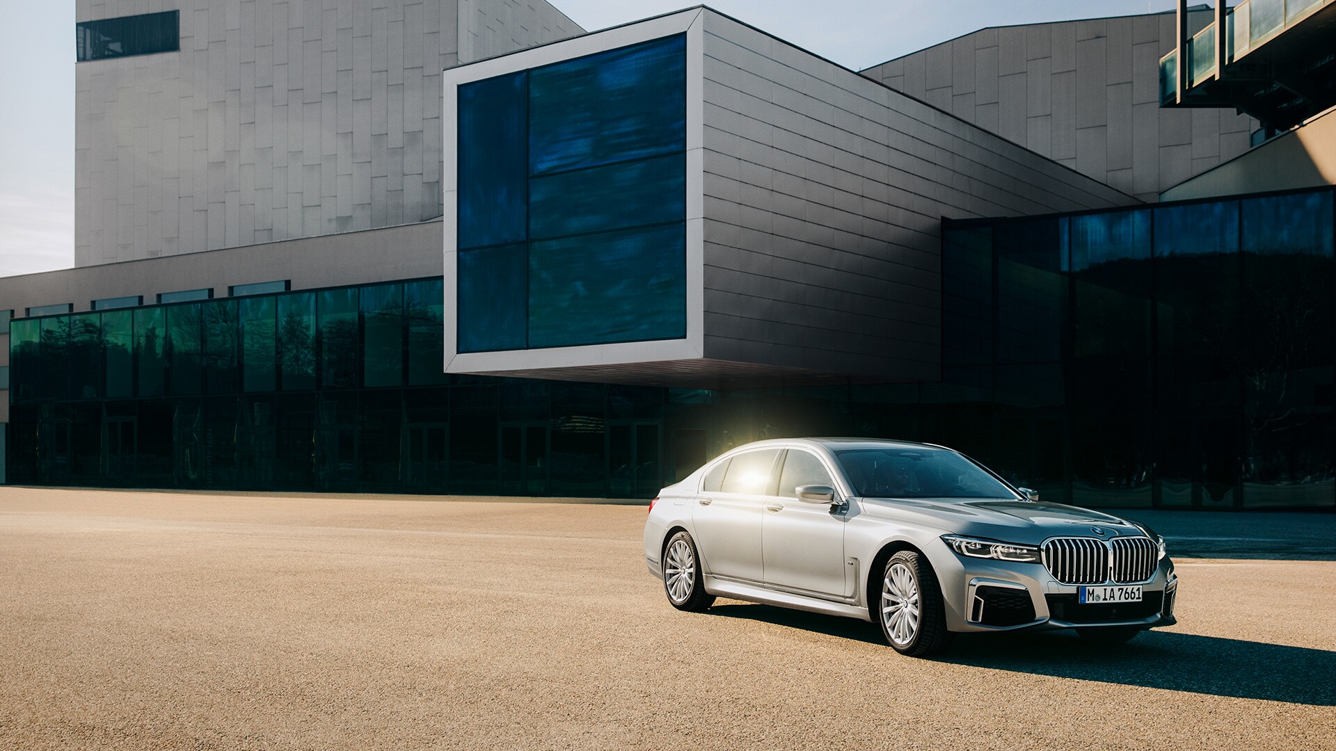 The fine design and stately spirit of the BMW 7 Series leads us to a site of matching architectural might. The sleek, bold architecture of Festspielhaus Bregenz is the perfect match for the 7’s breathtaking presence.