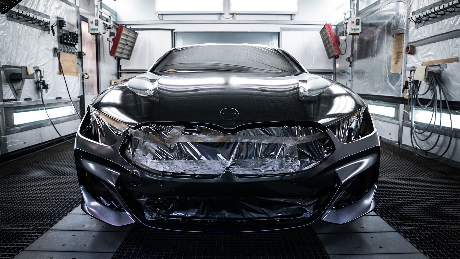 星空を思わせるエフェクト：まず、BMW NIGHT SKYを単色のブラックで下塗りしました。