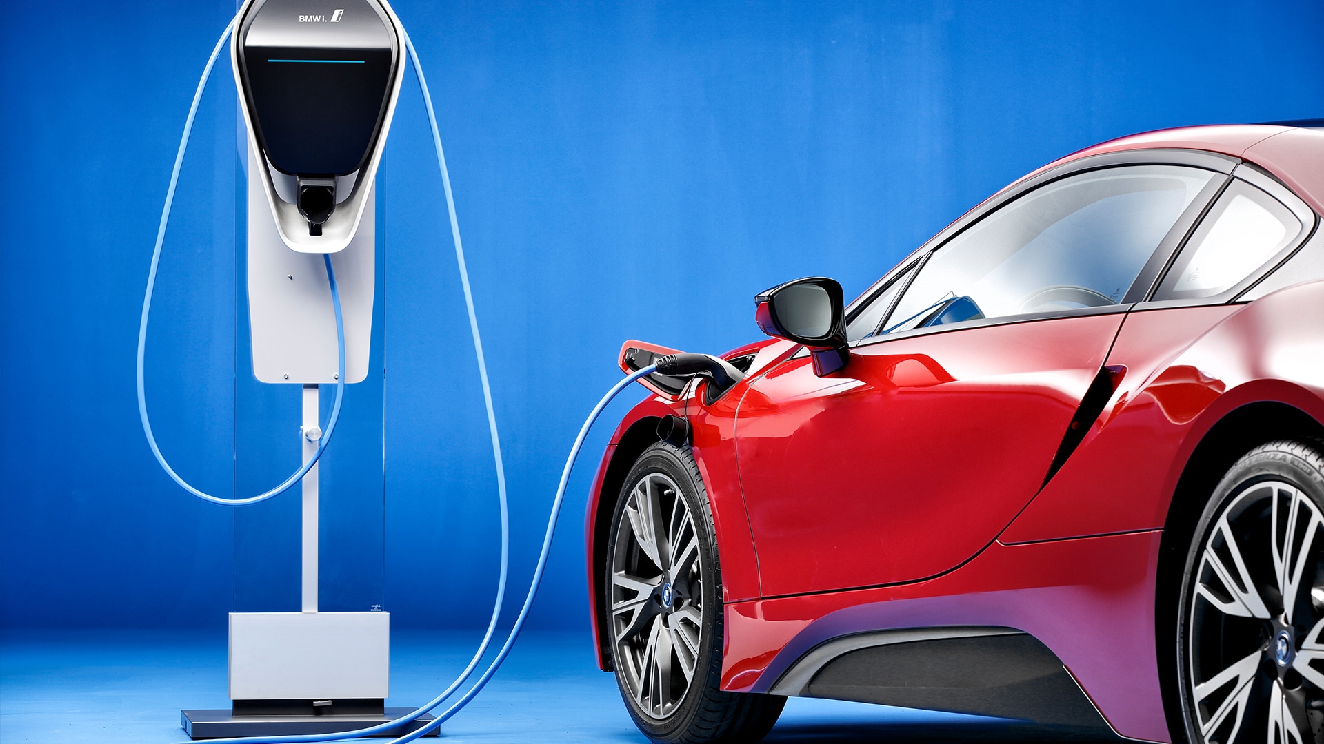 2014 lief die Serienproduktion des Hybridautos an. Ein Sportwagen, der per Kabel aufgeladen werden konnte? Ein Novum!