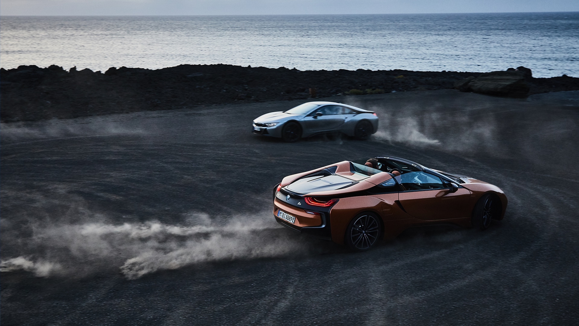 Zunächst fuhr der BMW i8 als Coupé vor, ab 2017 dann auch als Roadster. Beiden gemein: der BMW i8 Motor mit TwinPower Turbo Technologie für viel Fahrspaß.