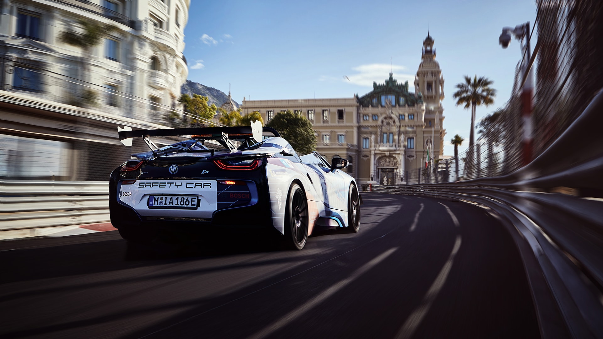 Auf der Rennstrecke gab der BMW i8 ebenfalls eine gute Figur ab. In der Elektro-Rennwagen-Serie Formula E kam der Hybrid-Sportler als Pace Car zum Einsatz.