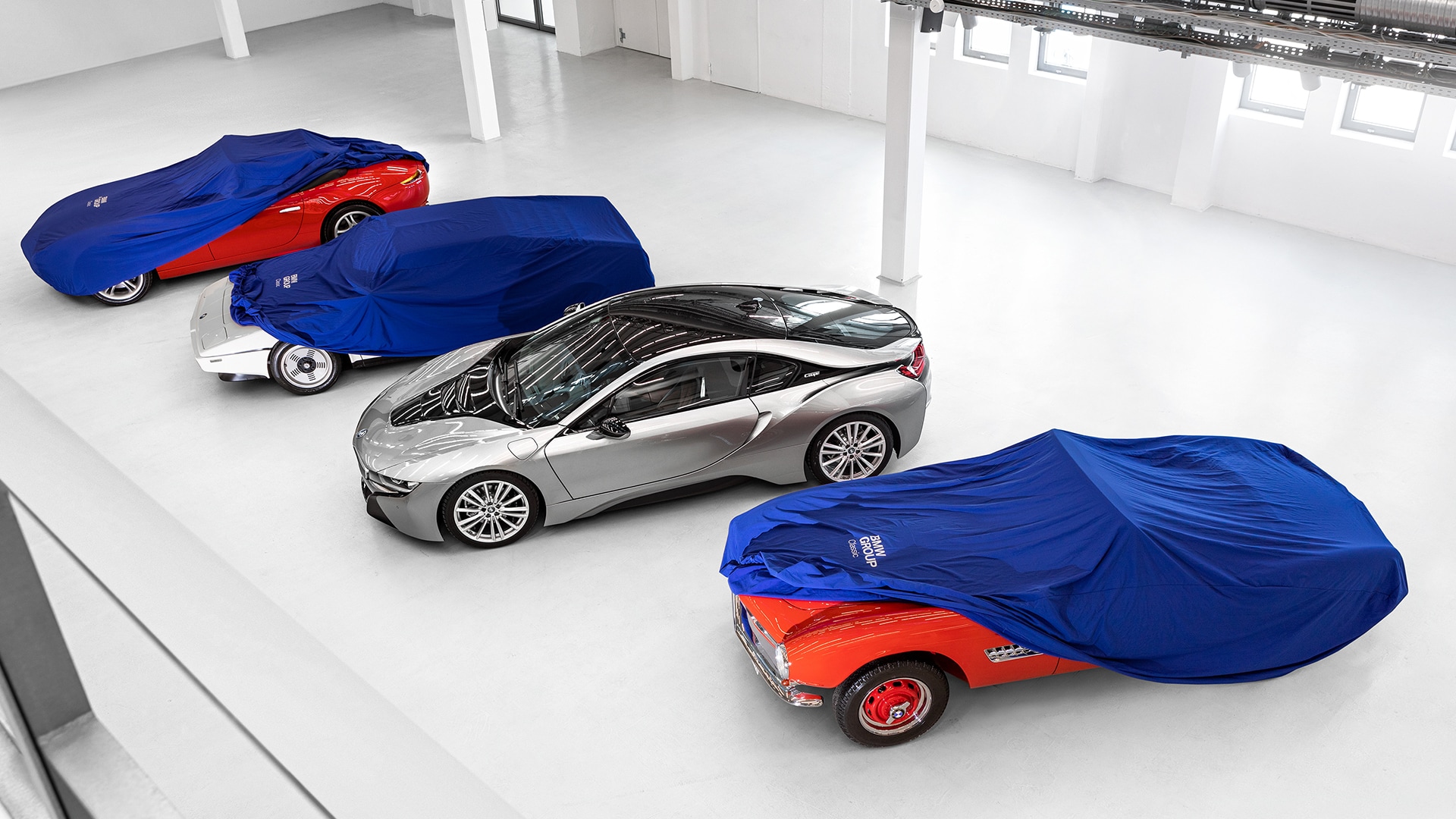 2020 rollte der BMW i8 ins Museum. Und dort gesellte sich der Elektro-Sportwagen mit dem markanten Autodesign zu den legendären Ahnen der BMW Modellhistorie.