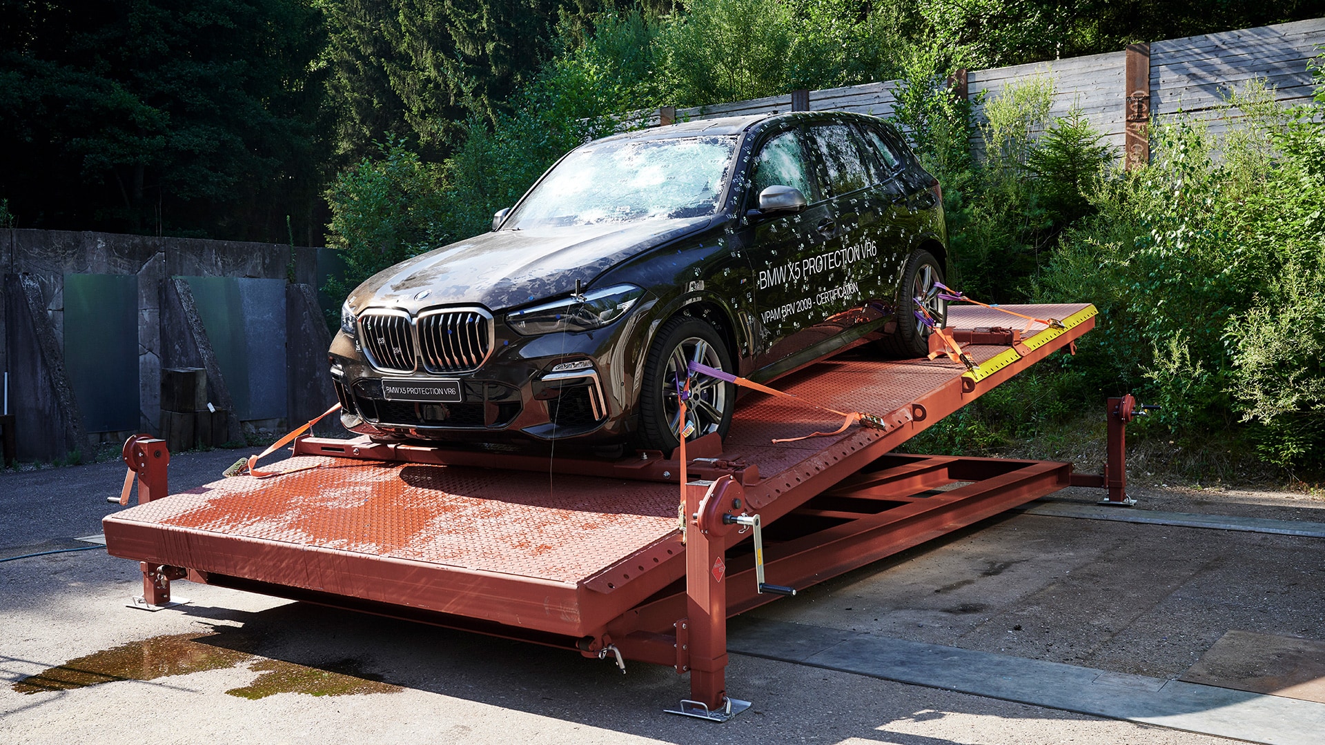Der BMW X5 Protection VR6 bei der Zertifizierung als Sonderschutzfahrzeug. Die Bühne kann gekippt werden, damit ein Beschuss von oben möglich wird.