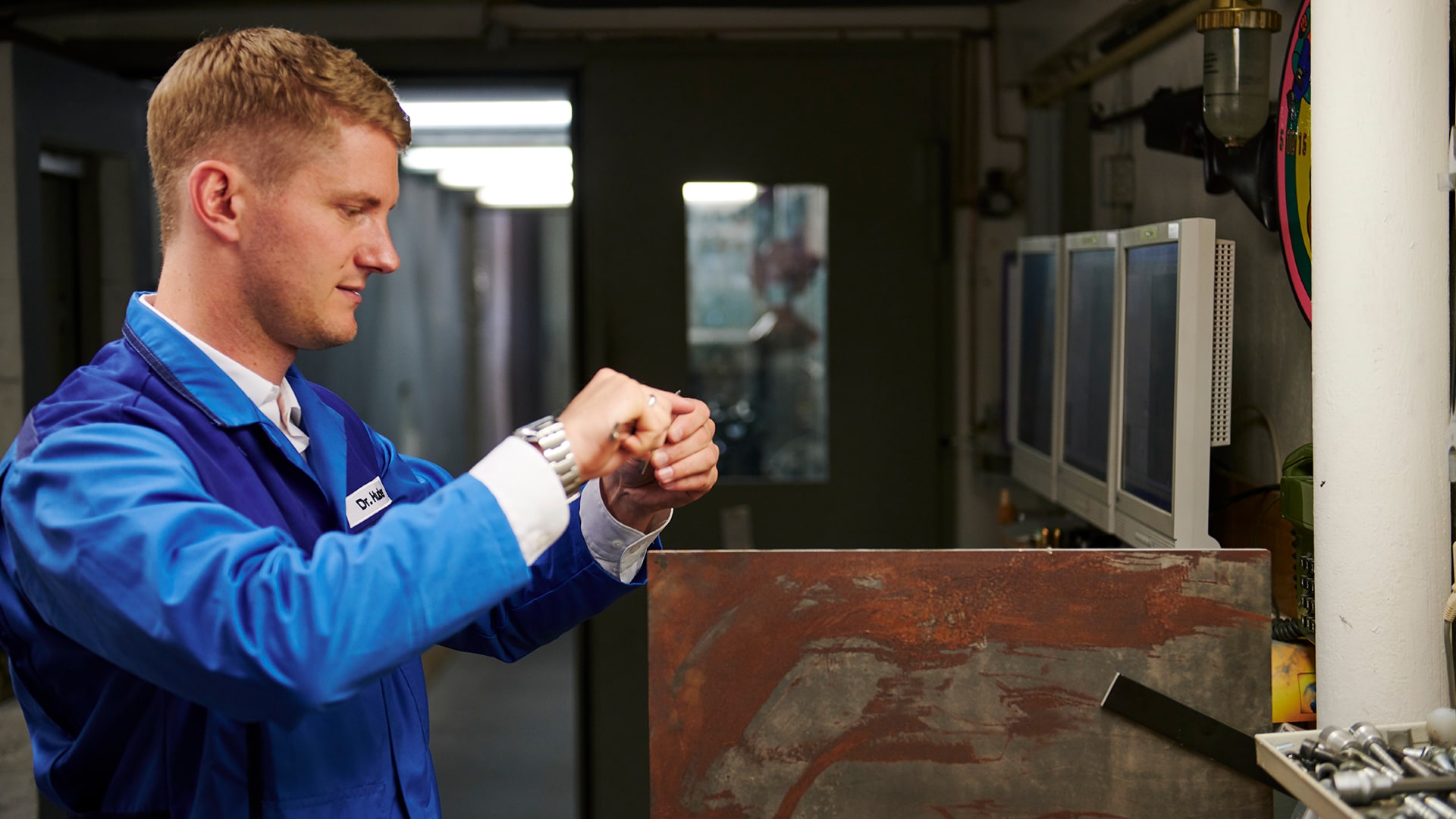 Materialtests nimmt Daniel Huber im Beschusskanal des Beschussamts München vor – hier mit einer Panzerstahlplatte.