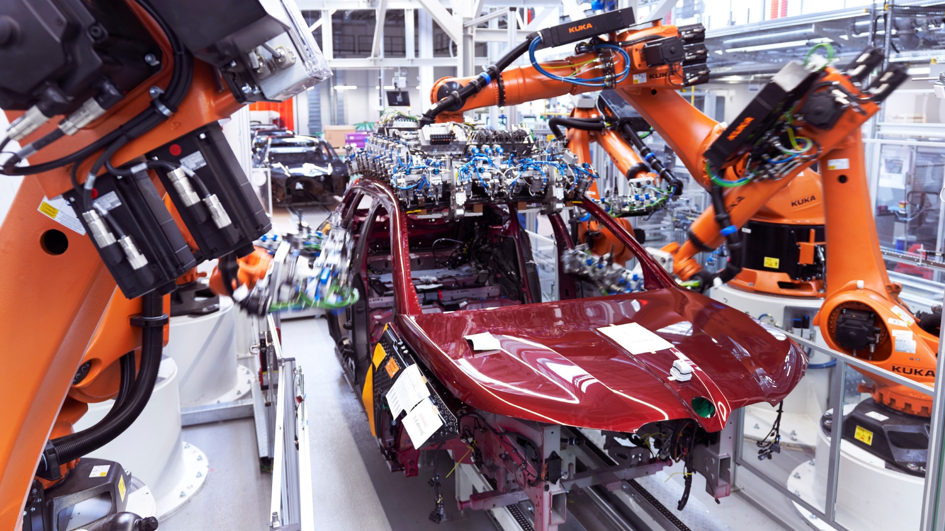 In addition to the vehicle plant, the BMW Group’s global competence centre for e-drive production is located in Dingolfing. There, battery modules, high-voltage batteries and electric engines are produced for plug-in hybrids and fully electric vehicles like the new BMW iX. In the case of energy and water, consumption per vehicle has been cut by more than one-fifth over the past ten years thanks to a wide range of measures.
