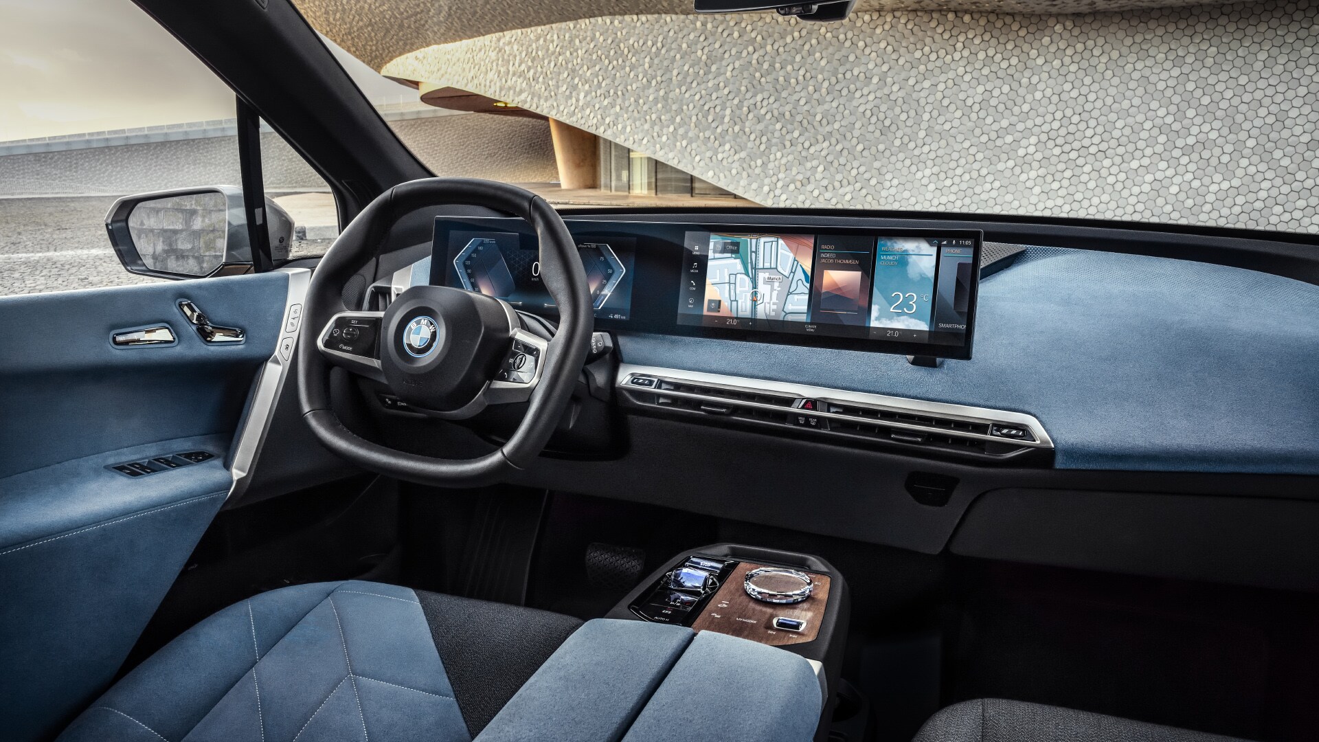 In addition to the vehicle plant, the BMW Group’s global competence centre for e-drive production is located in Dingolfing. There, battery modules, high-voltage batteries and electric engines are produced for plug-in hybrids and fully electric vehicles like the new BMW iX. In the case of energy and water, consumption per vehicle has been cut by more than one-fifth over the past ten years thanks to a wide range of measures.