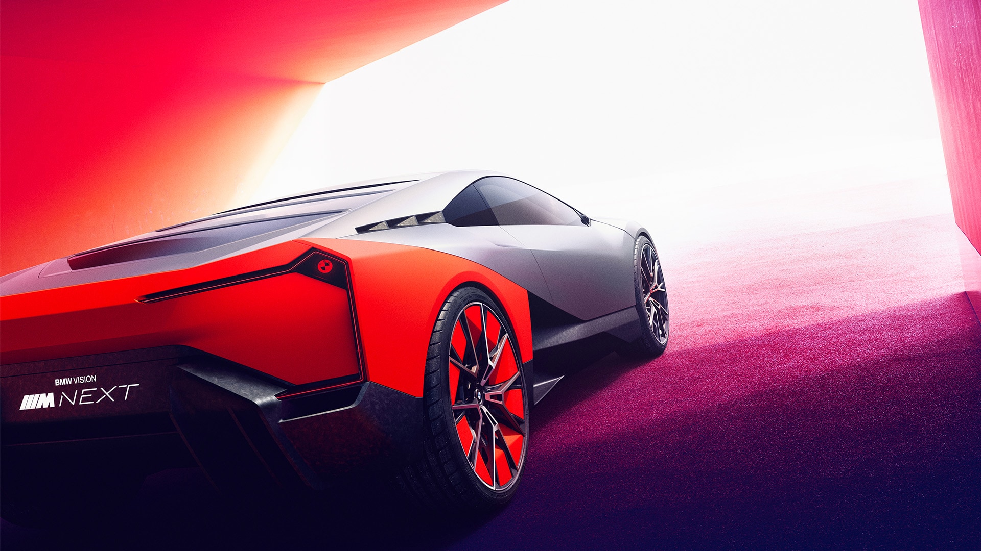 Les phares arrière font aussi appel à la spectaculaire technologie Laser-Wire et mettent en valeur la largeur de la BMW Vision M NEXT. D’une extrême clarté, ils sont une interprétation moderne du double insigne rond de la BMW Turbo : éclairés, les emblèmes BMW semblent flotter librement dans les phares arrière.