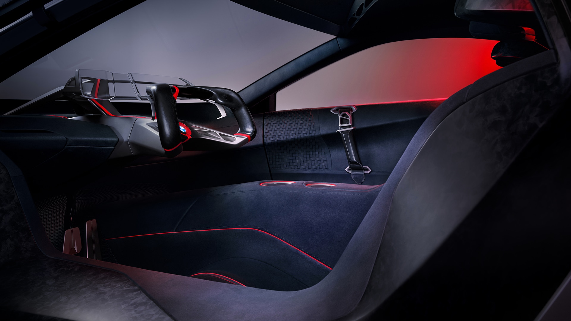 L’objectif clairement déclaré pour la conception de l’intérieur de la BMW Vision M NEXT était de le réduire à l’essentiel. Rien ne doit détourner l’attention du plaisir de conduire. L’intérieur est donc simplifié à l’extrême et semble coulé d’une seule pièce. Les sièges sont rembourrés de mousse spéciale à mémoire de forme, assurant au corps un soutien optimal. Des matériaux durables ont en outre été utilisés.