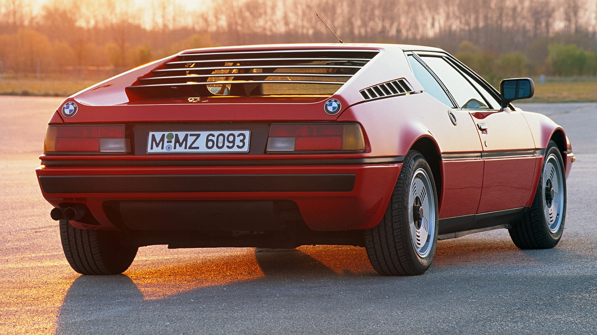 …la BMW M1, présentée par BMW en 1978. Les lamelles du hayon arrière de la BMW M1 servent à refroidir le moteur. Sur la BMW Vision M NEXT, elles sont une déclaration solennelle en faveur du design légendaire de la marque.