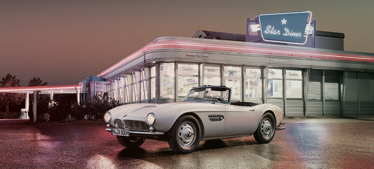 BMW 507 davanti alla Star Diner con il distributore di benzina