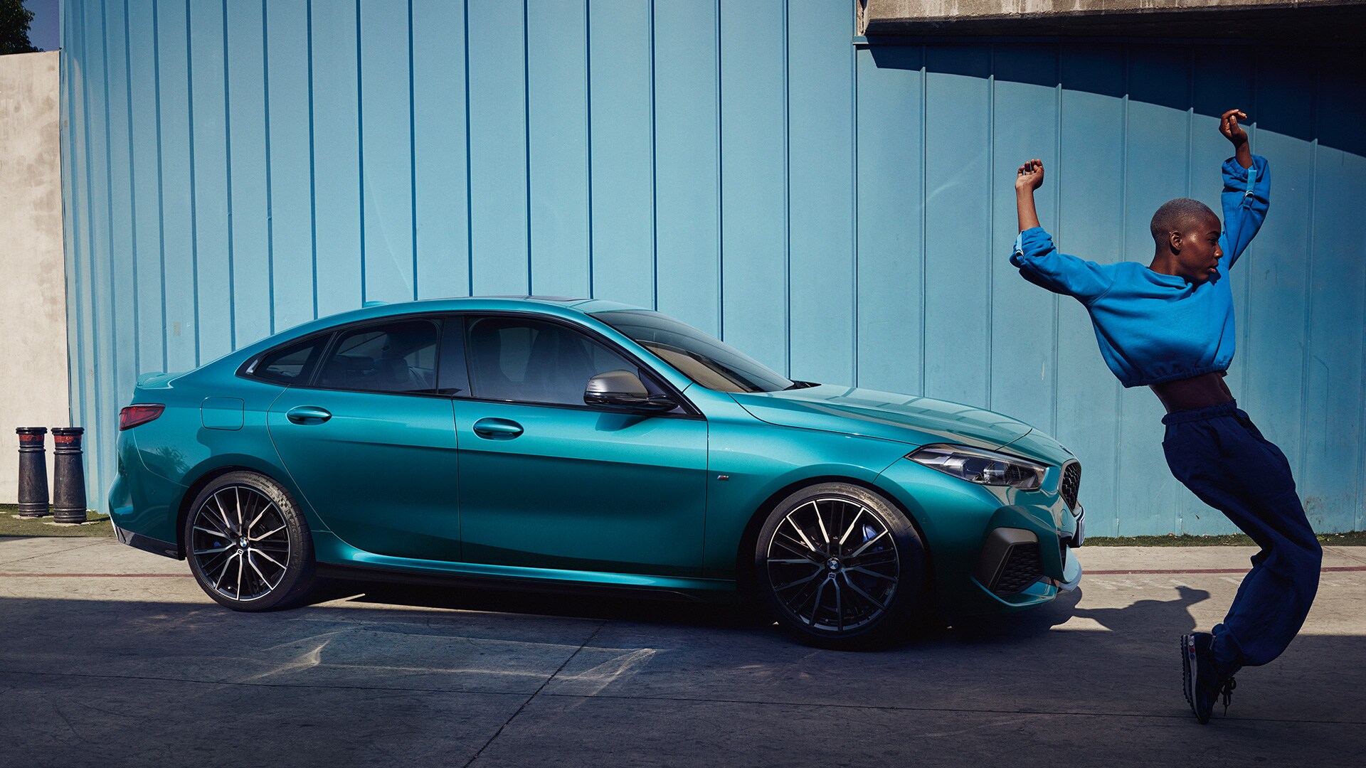 The emotional exterior of the BMW 2 Series Gran Coupé is characterised by a sporty, progressive design, frameless doors and an elegant coupé silhouette.