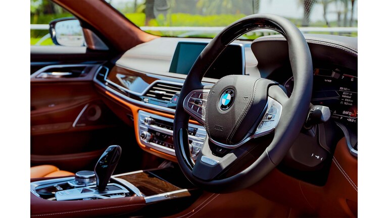 AIを活用した音声操作機能「BMWインテリジェント・パーソナル・アシスタント」が採用されたコックピット