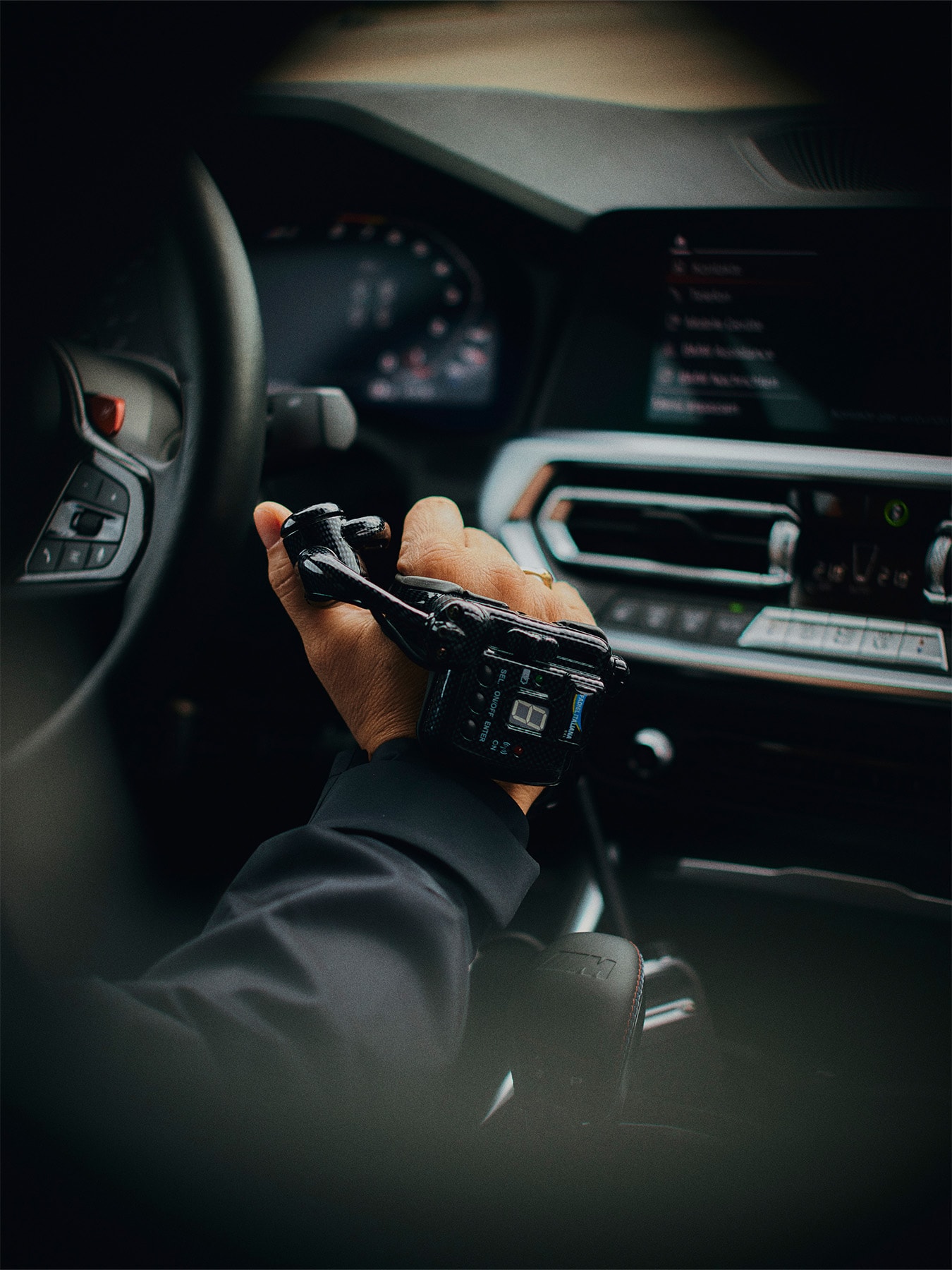 Sur les voitures spécialement adaptées de la BMW M Driving Academy, l’accélération et le freinage se font à l’aide de la commande manuelle.