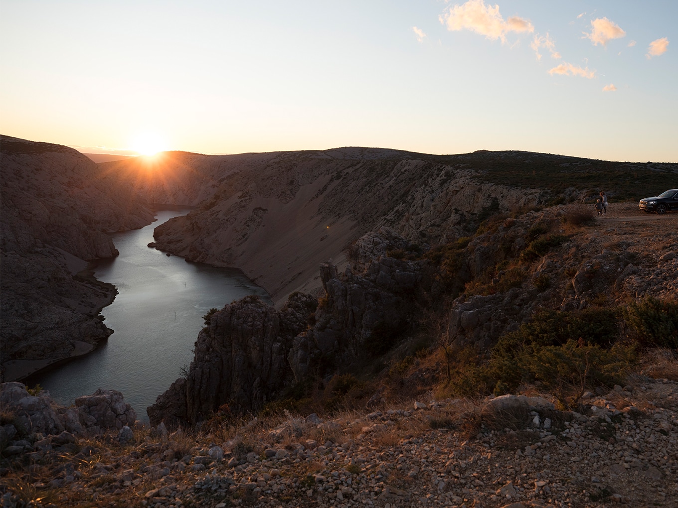 Puesta de sol en las montañas en vacaciones con coche
