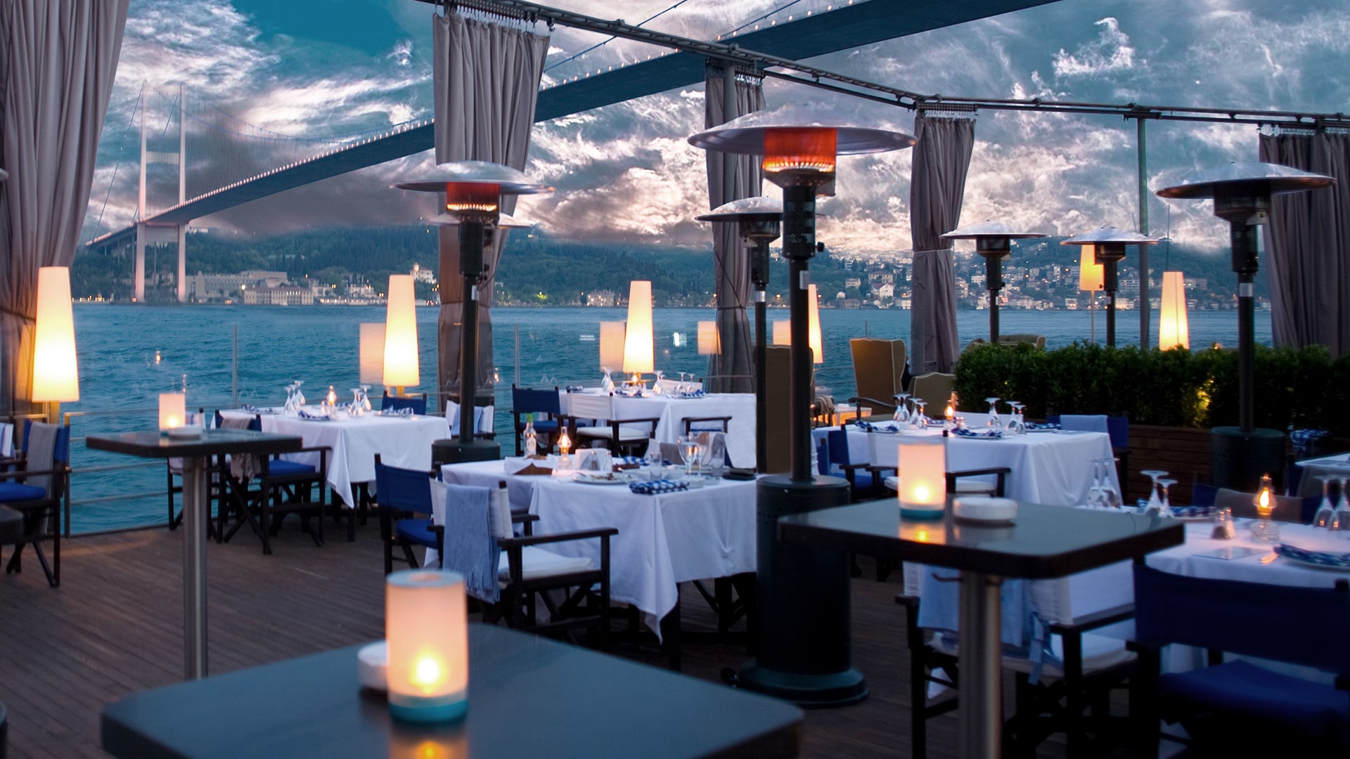 Vernetzte Fahrzeuge Restaurant mit Meerblick
