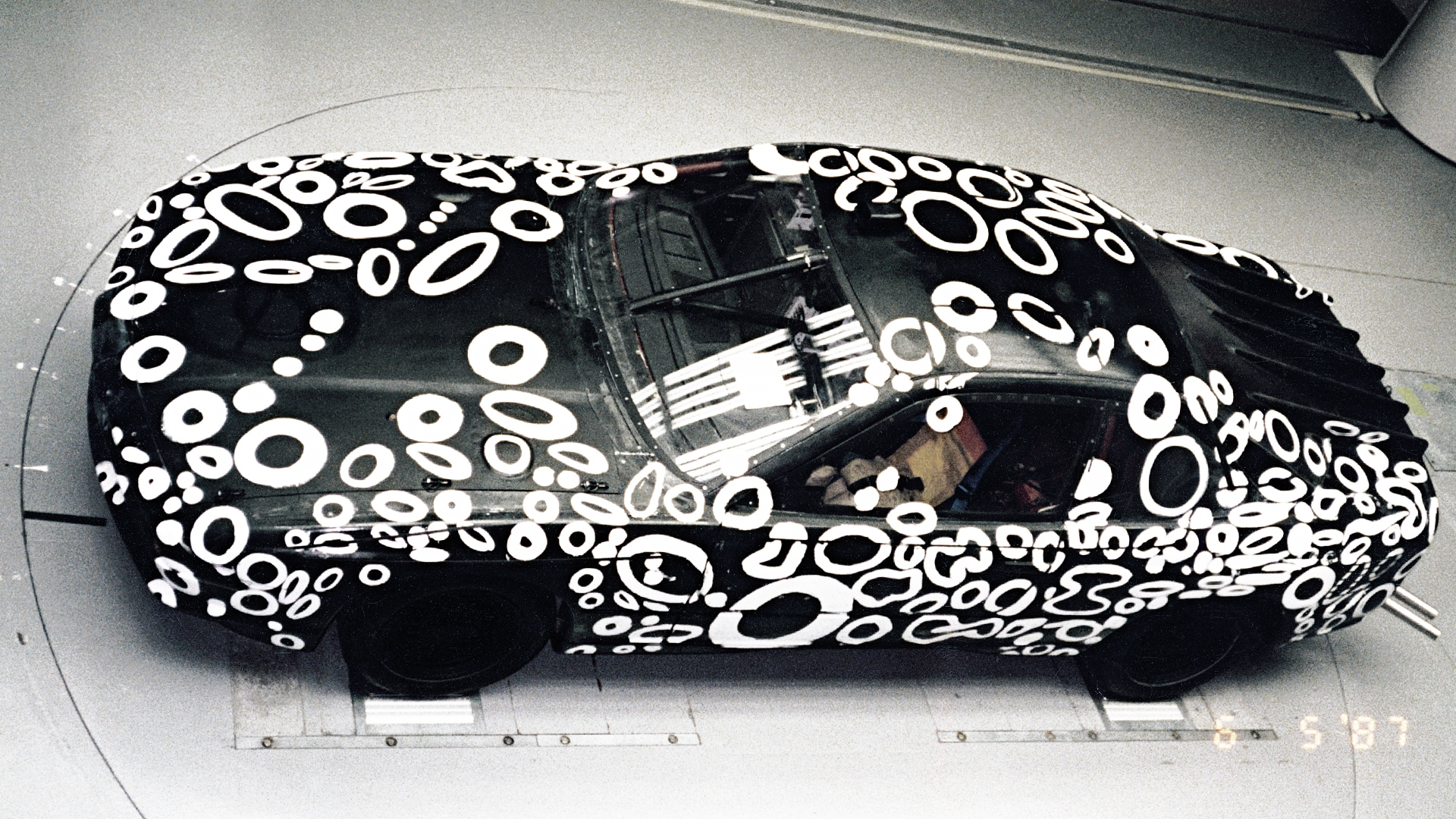 BMW Erlkönig con estampado de círculos
