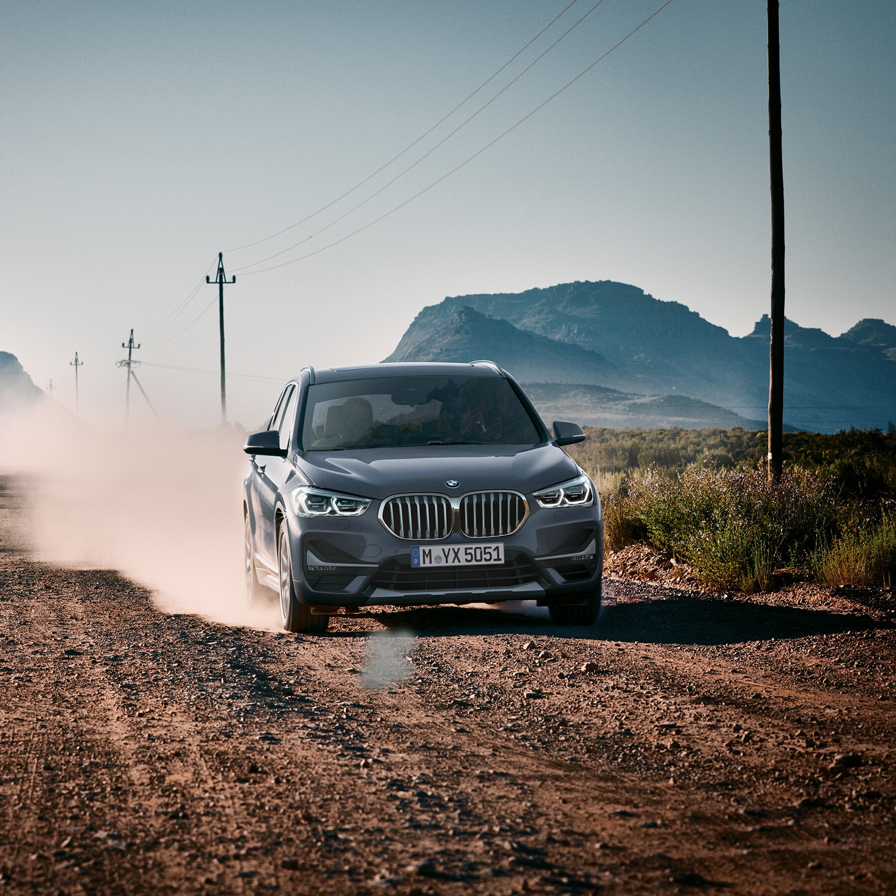 La BMW X1 percorre una strada sterrata e rappresenta lo Sports Activity Vehicle (SAV) perfetto per un tour di canyoning