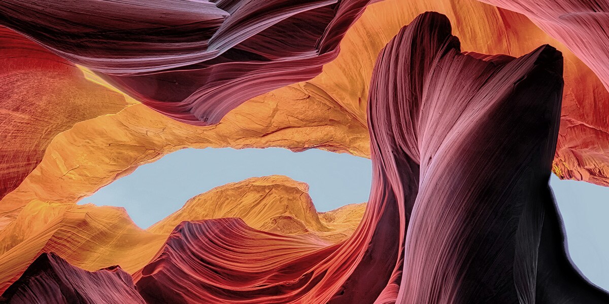 Canyoning in USA con vista su una gola di sabbia che si apre sul cielo blu