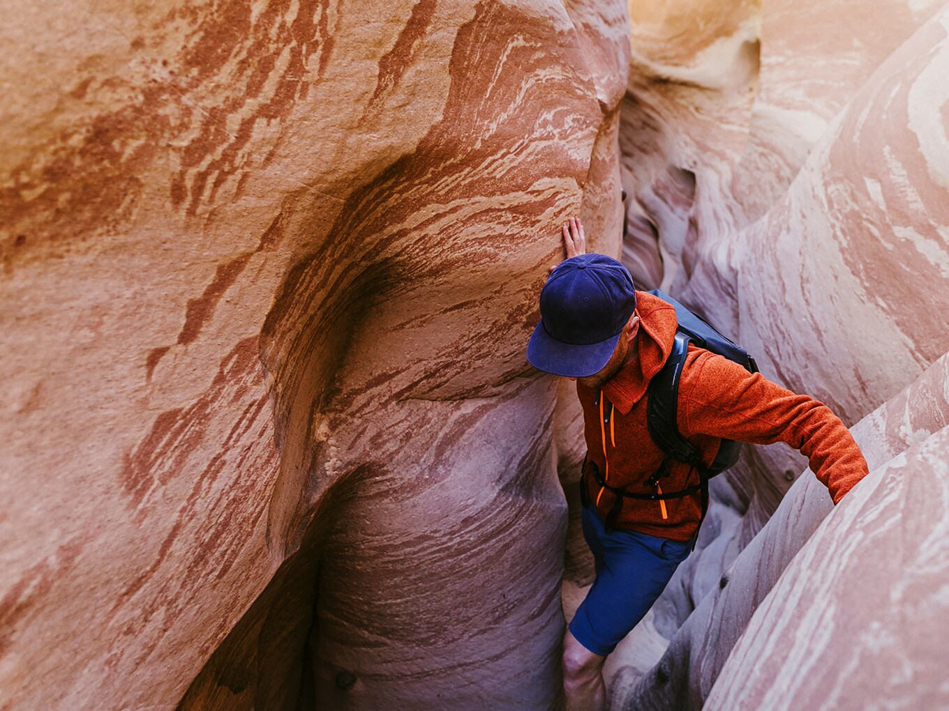 tour di canyoning: Uno sportive si arrampica tra le pareti rocciose durante il canyoning in USA