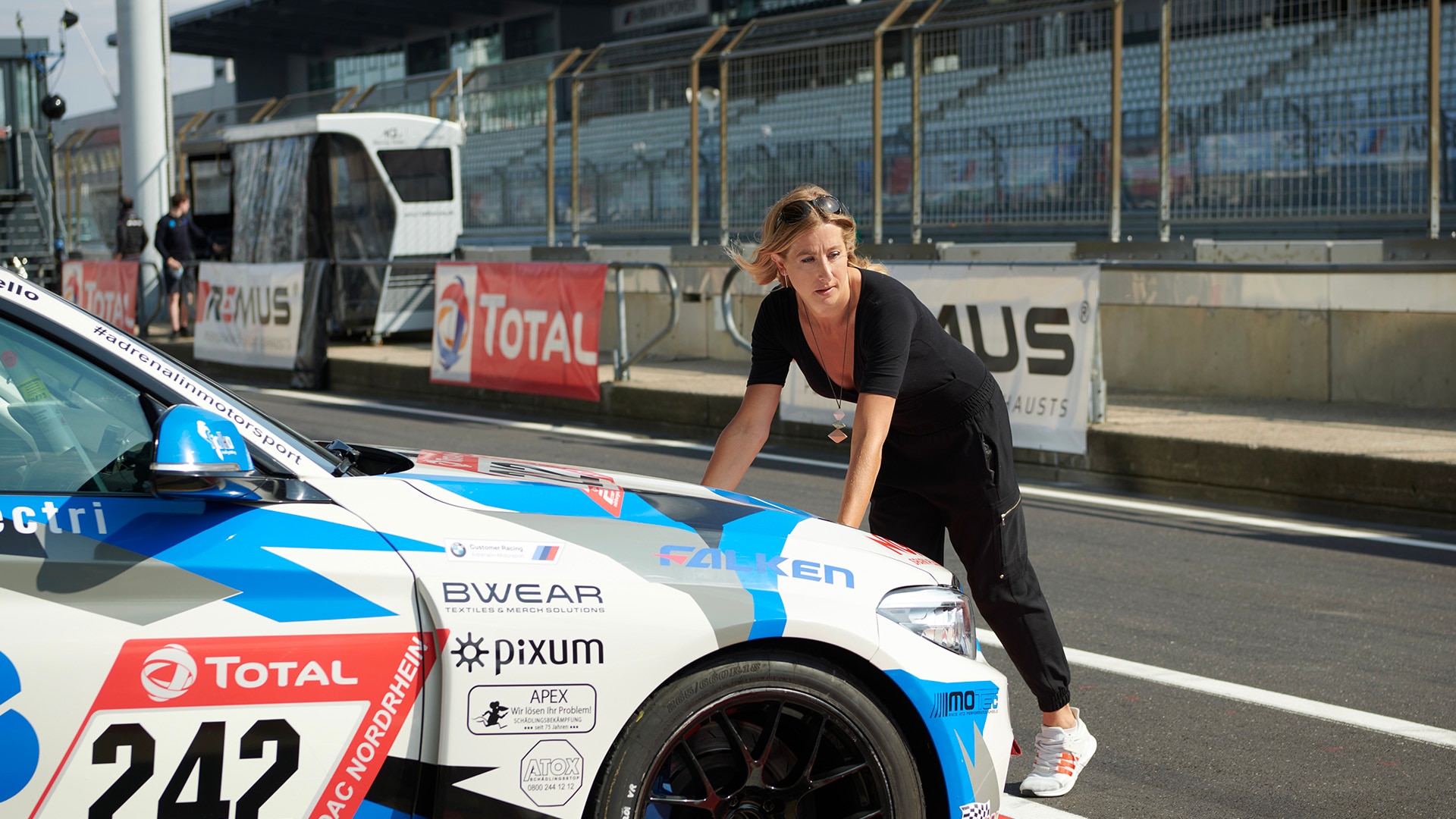 Charlie Martin Diversidad LGTB mujer transgenero piloto de carreras circuito nurburgring 