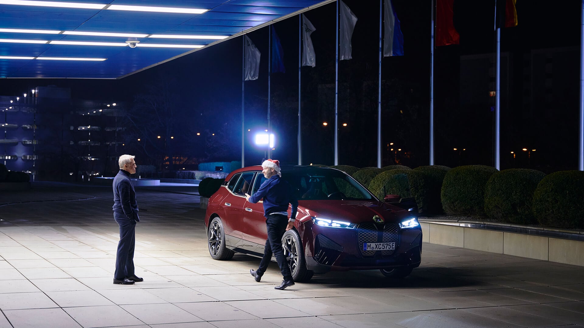 Christoph Waltz BMW iX Nikolaus Weihnachten Vierzylinder München