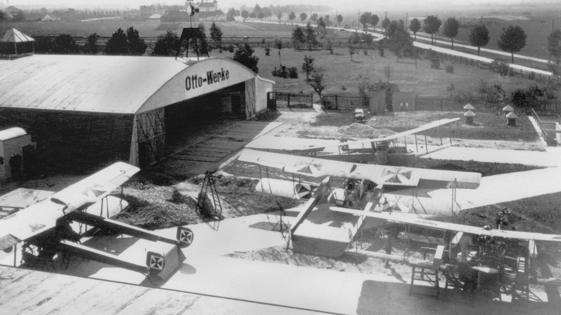 Gustav Otto Flugmaschinenfabrik fitted Rapp-Motorenwerke engines in aircraft.