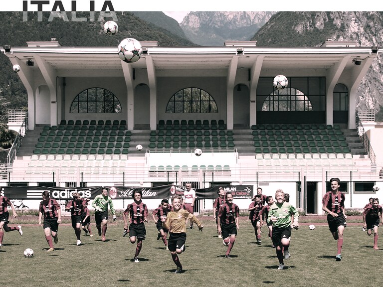 Allenamento sul campo di calcio dell’AC Milan