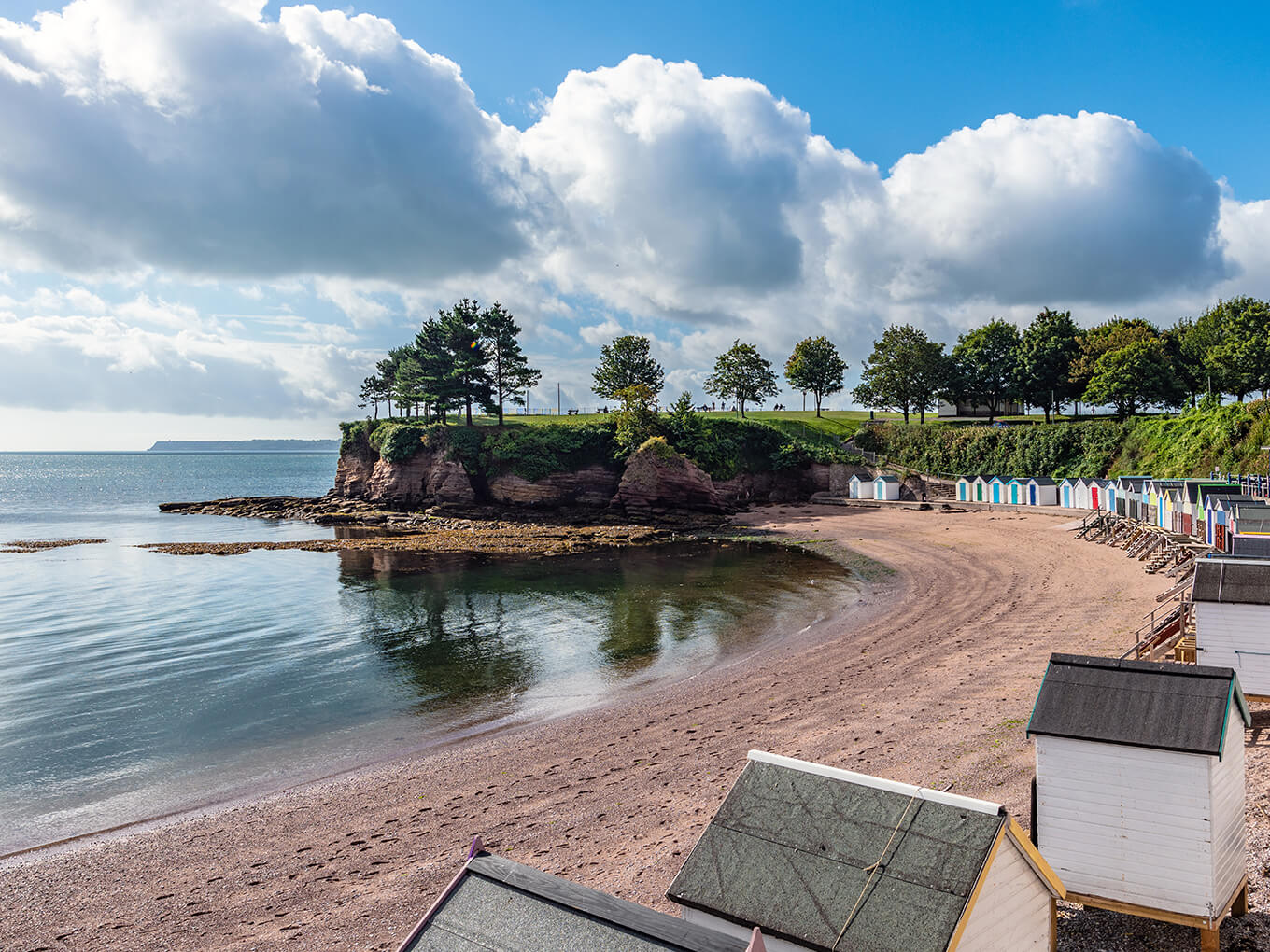 Glamping in UK, situato direttamente su un lago tranquillo, è il posto perfetto per il campeggio con i bambini o il campeggio di lusso