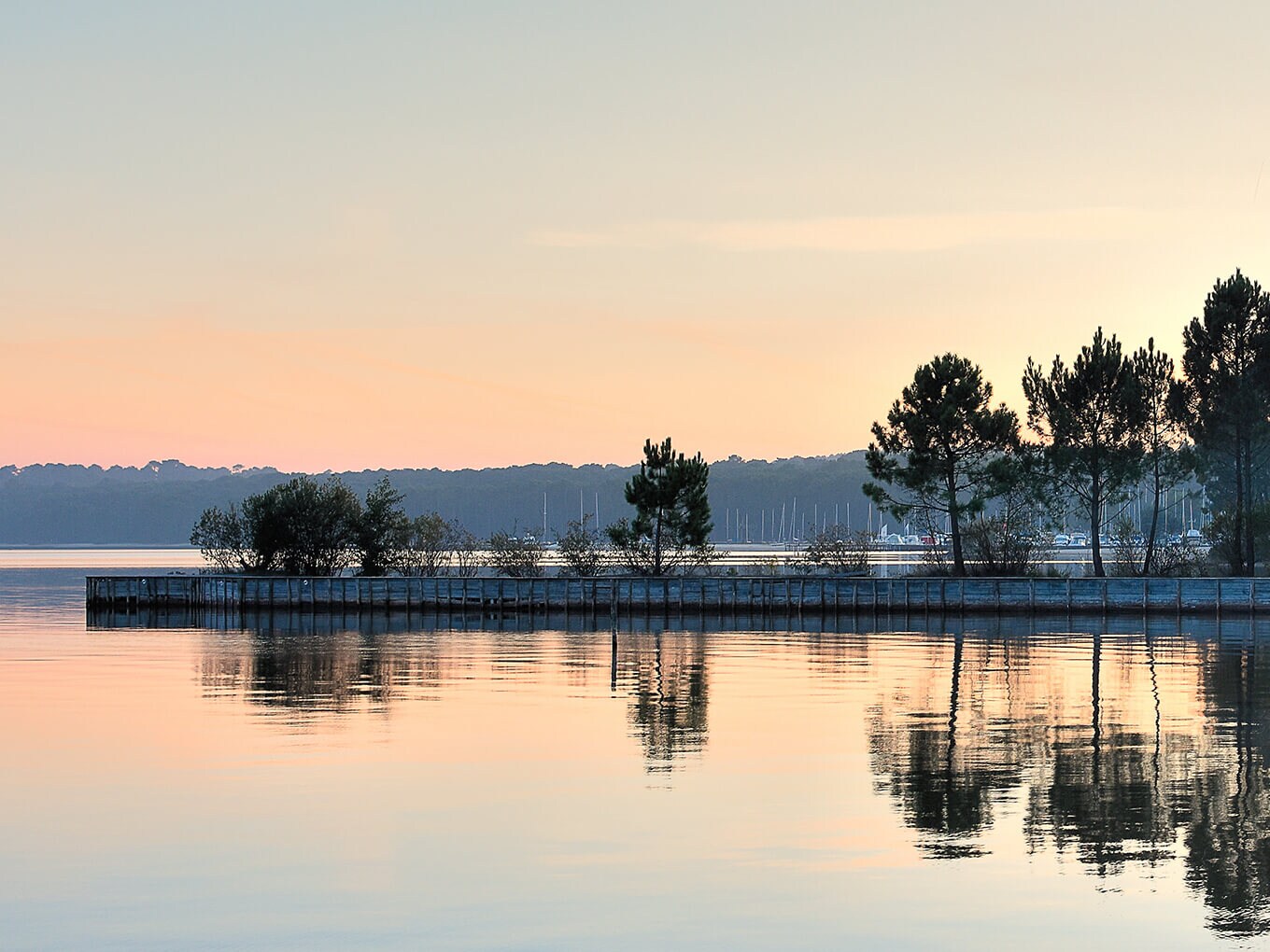 L‘atmosfera serale di un lago tranquillo mostra uno scenario suggestivo per il glamping con i bambini