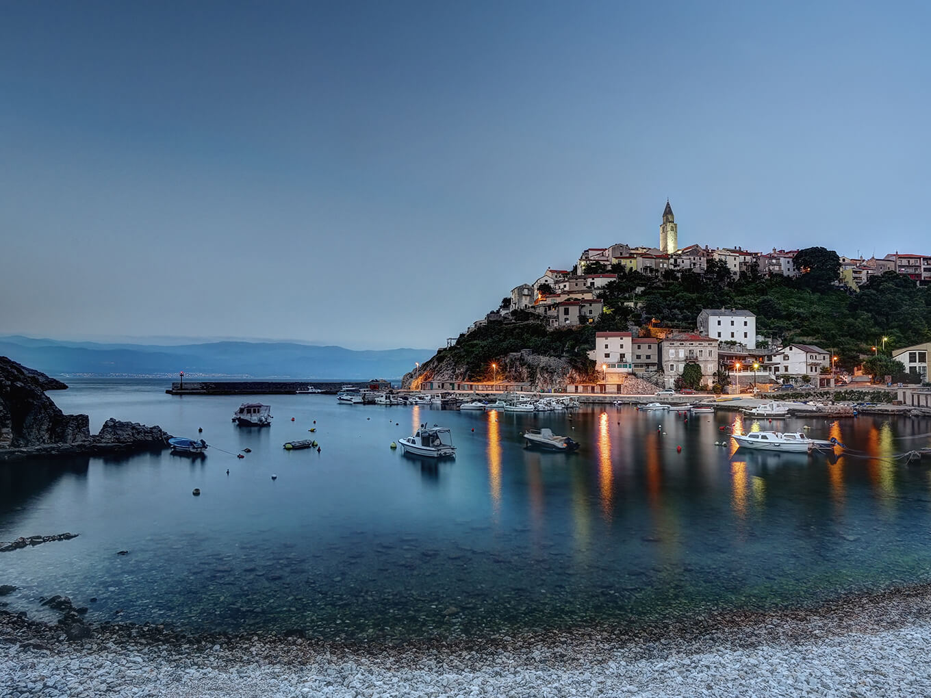 Crepuscolo in una baia a Krk, sulla costa adriatica della Croazia