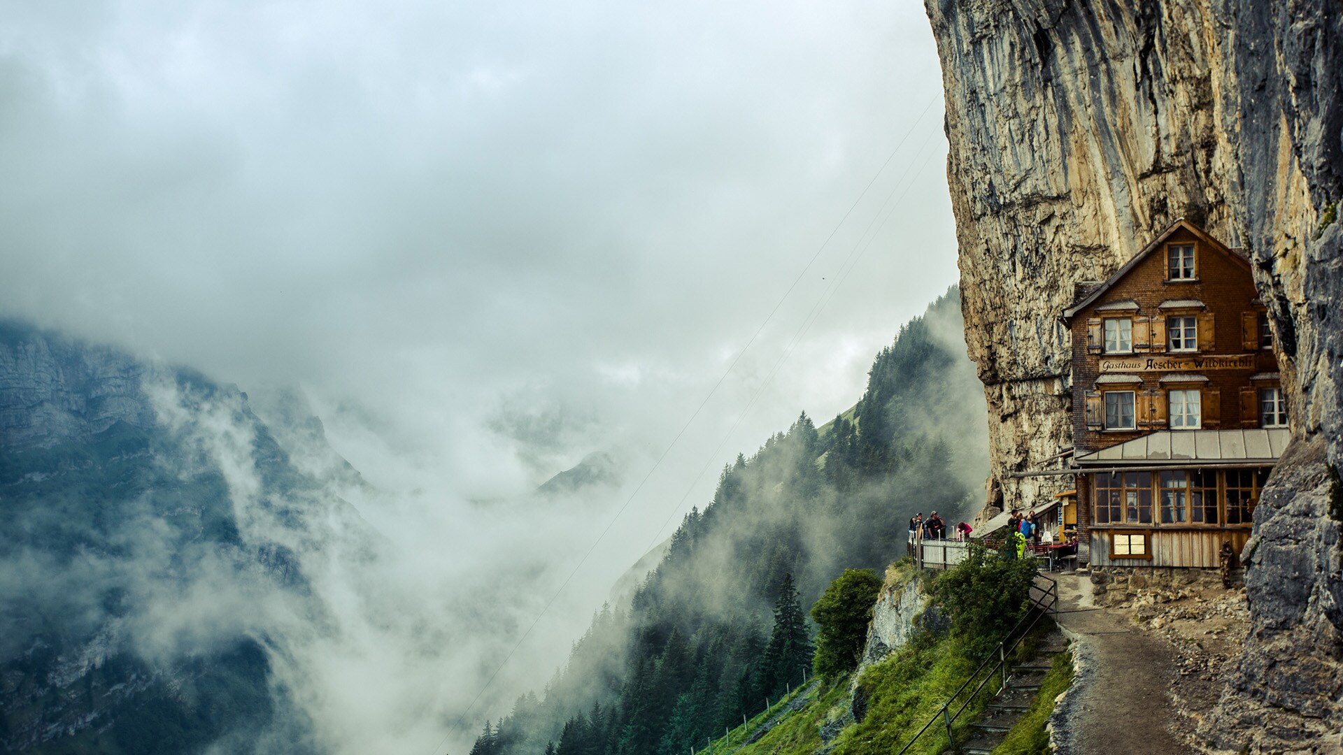 Uno de los puntos más destacados de la etapa de San Galo a Davos es la cabaña Aescher-Wilkirchli en Appenzell. Esta famosa posada a 1.454 m de altura ha aparecido en la portada del «National Geographic» y se puede llegar a ella desde el teleférico de Ebenalp y caminando un poco. Definitivamente, uno de los lugares para visitar en Suiza.