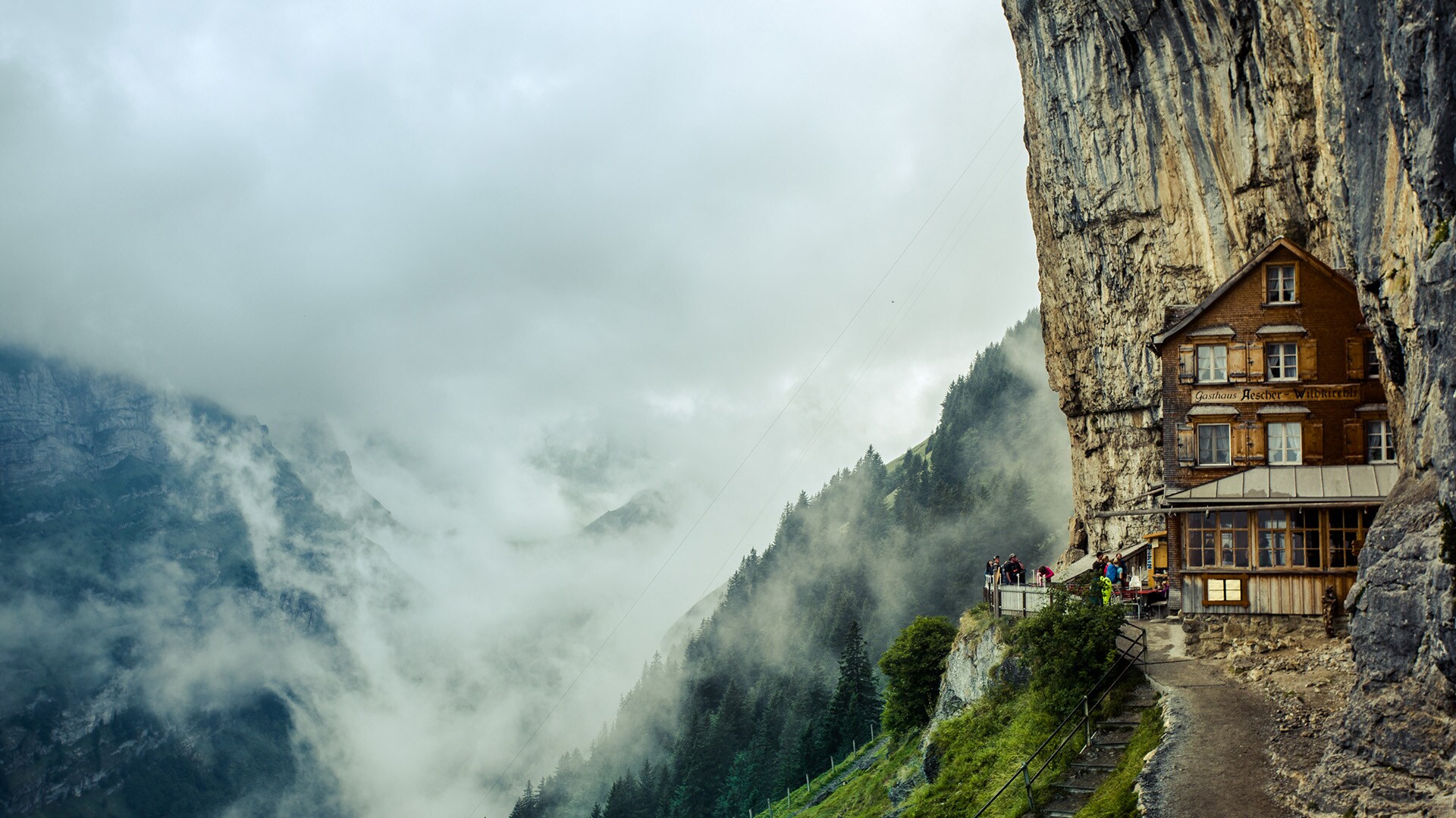 L’un des temps forts de l’étape entre St-Gall et Davos est le refuge Aescher-Wilkirchli en Appenzell. Cette célèbre auberge située à 1 454 mètres d’altitude a déjà fait la couverture du « National Geographic ». Pour y arriver, il suffit d’emprunter le téléphérique d’Ebenalp et de marcher un petit peu.