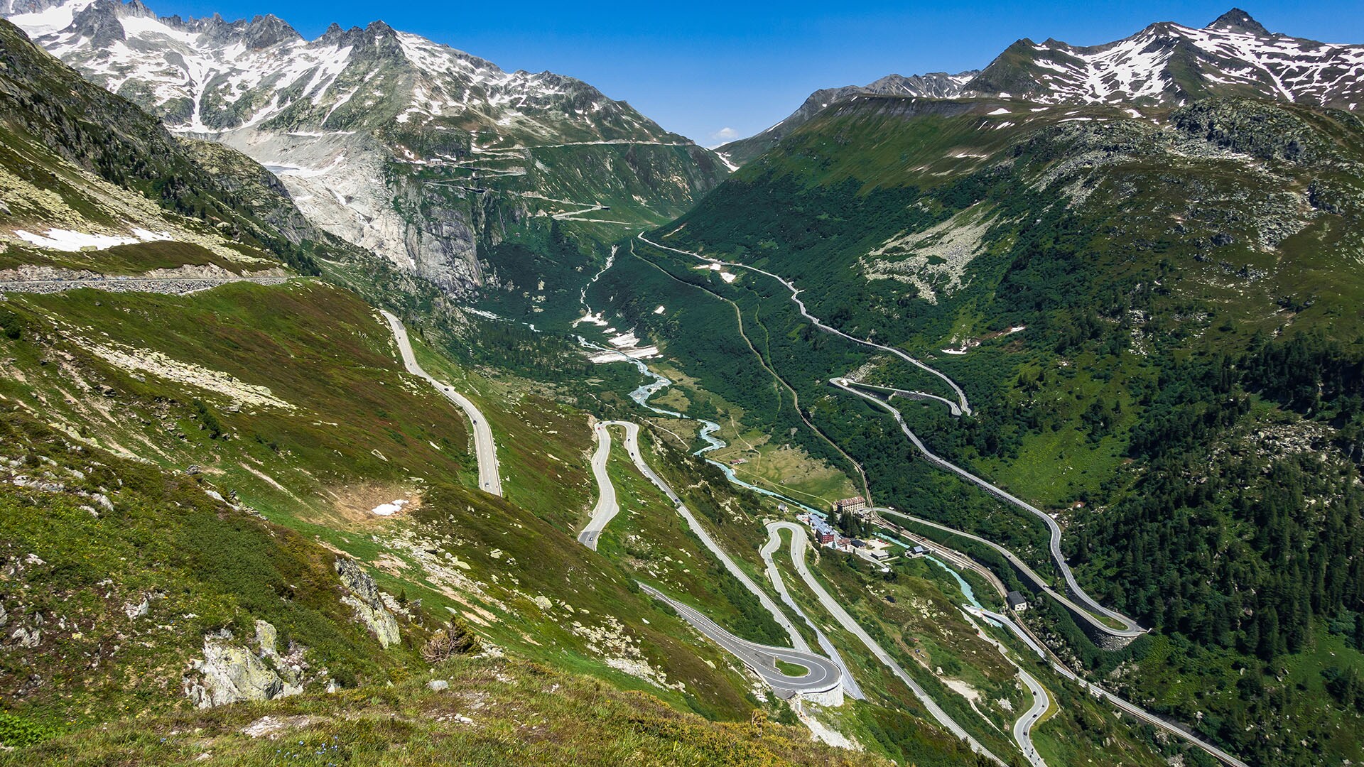 El Grand Tour Suiza recorre las famosas curvas y las sinuosas carreteras del puerto de Furka …